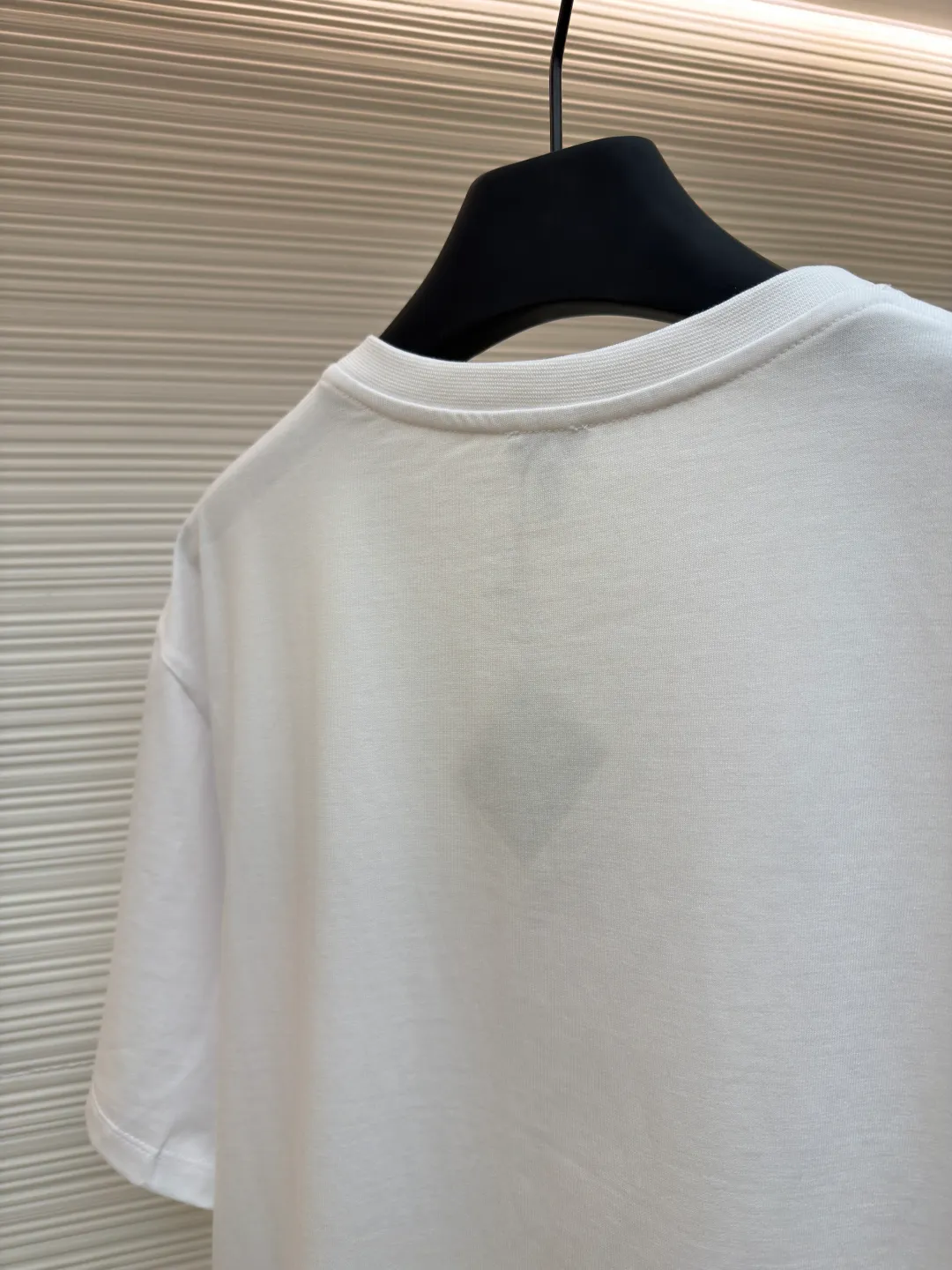 Loewe Patch Pocket Round Neck Short Sleeve ●Original version: Purchased and developed in 3010 ●Item number: 1681854-A00 ●Material: combed cotton fabric ●Technology: embroidery production ●Color: white ●Version: fitted version ●Weight: about 275 grams ●Size: XS-S-M-L ●Description: Made of 15S fine cotton plain fabric, 230g; with 32S double yarn thread, 300g. Plain weave fabric made from combed cotton fibers has a more orderly arrangement and higher density than ordinary cotton, so it has better texture and luster. 15S fine cotton plain fabric is a high-quality cotton fabric with the characteristics of softness, comfort, good breathability, and good durability. Matching the specific color and thick thread material, single-needle lock embroidery is mainly used, and the stitches of this embroidery are fine. The craftsmanship is exquisite. The edge of the pattern not only makes the embroidery appear smooth, but also the stitches are arranged neatly and evenly, without exposing the ground or overlapping. The embroidery uses thick lines to outline the letter pattern, and the thick lines create a more three-dimensional texture. Thick thread embroidery has the rough feel of hand embroidery, and the overall effect is three-dimensional and the texture is delicate, creating a dual texture in terms of look and feel. The overall wiring is straight and delicate, the fabric is comfortable and soft, and the color is consistent without color difference. It can be matched with the same style to create a fashionable look and control various occasions. Customized accessories, complete with three standards, same style for men and women!