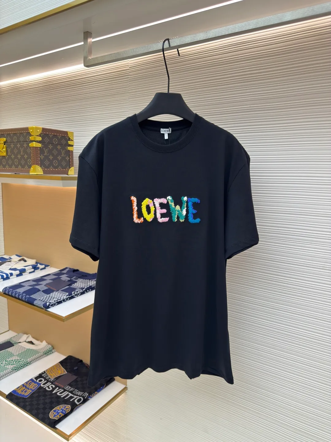 Loewe colorful woolen embroidered T-shirt ●Authentic product: Purchased and developed at 5100 ●Item number: 1680113-A10 ●Fabric: double yarn cotton plain fabric ●Technology: embroidery production ●Version: fitted version ●Weight: about 270 grams ●Size: XS-S-M-L ●Description: The fabric is made of [40s double yarn cotton plain weave, matched with 320g cross check rib, embroidered on the front with Tajima embroidery machine imported from Japan, 10-color woolen small towel embroidery method, hot melt adhesive film on the surface to increase the three-dimensionality of the embroidery, and hand-ironed cloth lining on the bottom to prevent scratching. The overall wiring is straight and delicate, the fabric is comfortable and soft, and the color is consistent without color difference. It can be matched with the same style to create a fashionable look and control various occasions. Customized accessories, complete with three standards, same style for men and women!
