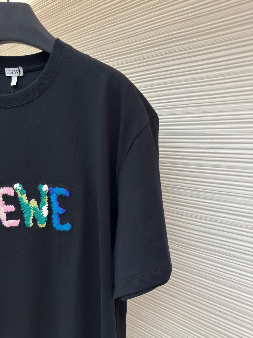 Loewe colorful woolen embroidered T-shirt ●Authentic product: Purchased and developed at 5100 ●Item number: 1680113-A10 ●Fabric: double yarn cotton plain fabric ●Technology: embroidery production ●Version: fitted version ●Weight: about 270 grams ●Size: XS-S-M-L ●Description: The fabric is made of [40s double yarn cotton plain weave, matched with 320g cross check rib, embroidered on the front with Tajima embroidery machine imported from Japan, 10-color woolen small towel embroidery method, hot melt adhesive film on the surface to increase the three-dimensionality of the embroidery, and hand-ironed cloth lining on the bottom to prevent scratching. The overall wiring is straight and delicate, the fabric is comfortable and soft, and the color is consistent without color difference. It can be matched with the same style to create a fashionable look and control various occasions. Customized accessories, complete with three standards, same style for men and women!