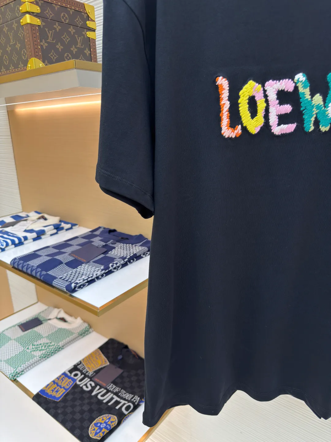 Loewe colorful woolen embroidered T-shirt ●Authentic product: Purchased and developed at 5100 ●Item number: 1680113-A10 ●Fabric: double yarn cotton plain fabric ●Technology: embroidery production ●Version: fitted version ●Weight: about 270 grams ●Size: XS-S-M-L ●Description: The fabric is made of [40s double yarn cotton plain weave, matched with 320g cross check rib, embroidered on the front with Tajima embroidery machine imported from Japan, 10-color woolen small towel embroidery method, hot melt adhesive film on the surface to increase the three-dimensionality of the embroidery, and hand-ironed cloth lining on the bottom to prevent scratching. The overall wiring is straight and delicate, the fabric is comfortable and soft, and the color is consistent without color difference. It can be matched with the same style to create a fashionable look and control various occasions. Customized accessories, complete with three standards, same style for men and women!