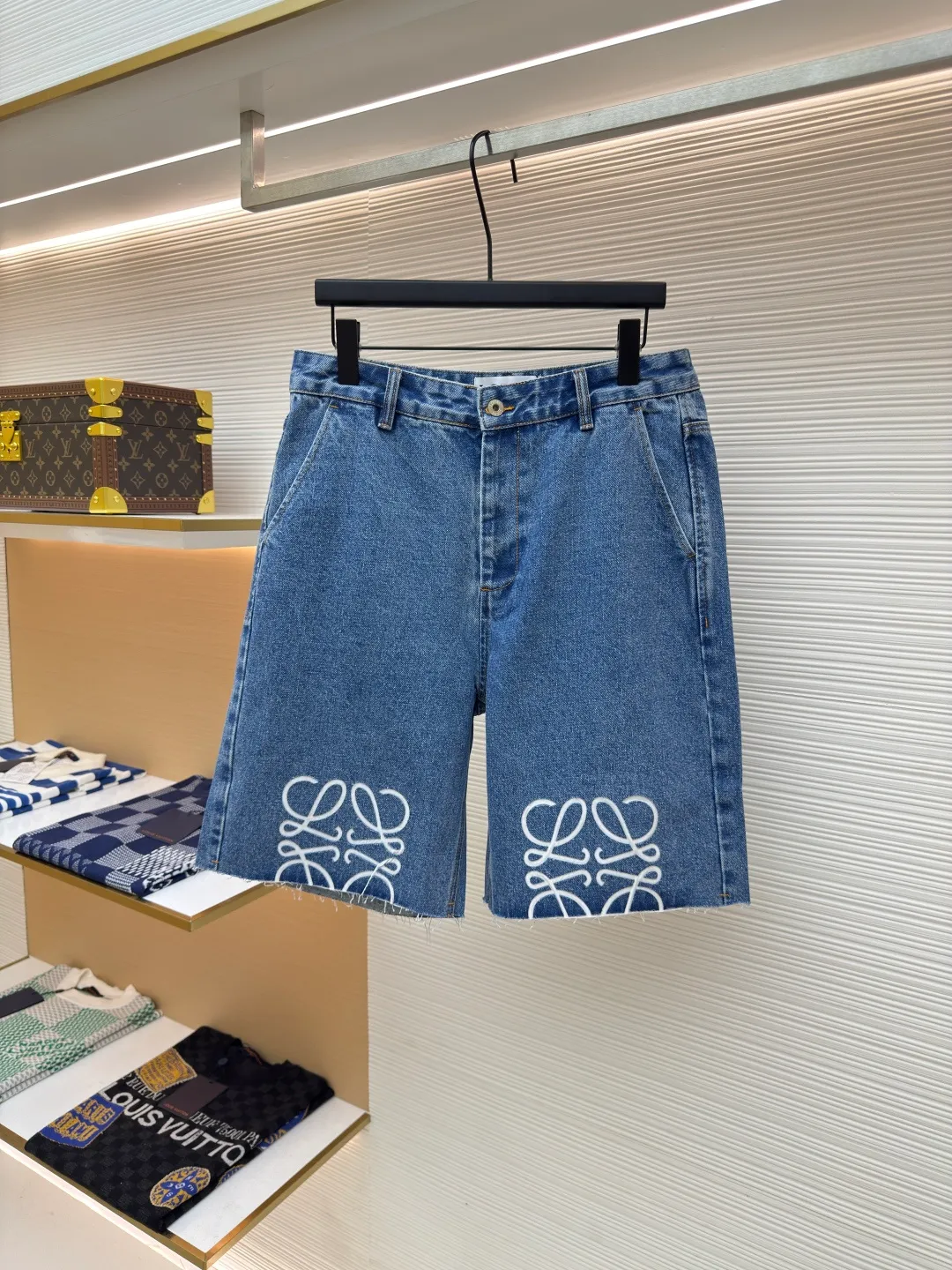 Loewe Anagram denim shorts ●Authentic product: Purchased and developed for 8500 ●Item number: 1680410-B15 ●Material: denim denim fabric ●Technology: laser cutting ●Version: fitted version ●Weight: about 565 grams ●Size: 34-36-38-40-42 ●Description: Customized blue silk dense cotton denim, comfortable and close to the skin, full of texture, using classic blue to paint the background of time. The white Anagram hollow mark is engraved on the knee. The interweaving of blue and white is the collision of nature and art. It is highly recognizable and gives the denim shorts a unique artistic vitality. They are laser cut. The trousers are manually disassembled and flattened out to make the laser cut Anagram pattern. The cloth is then manually taped internally and finally sewn on manually. The labor is expensive and the loss is high. The daily output is low. The imported special machine is used to position the "Loewe leather label" with infrared rays. The position is more precise and firm. Using the washing and color frying process, the special desizing agent is preferred, and then the fabric is soaked in it to receive the sizing evenly. After desizing, it is finally rinsed. The workmanship is extremely complex and the loss is high. The overall wiring is straight and delicate, the fabric is comfortable and soft, and the color is consistent without color difference. It can be matched with the same style to create a fashionable look and control various occasions. Customized accessories, complete with three standards, same style for men and women!