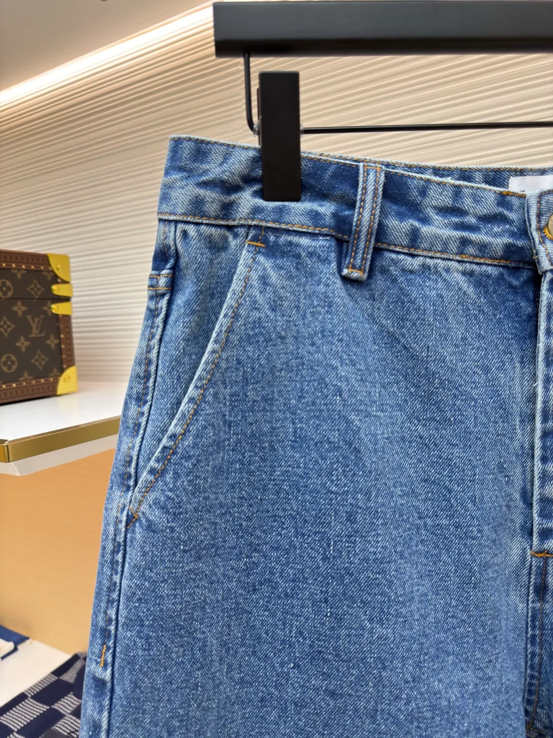 Loewe Anagram denim shorts ●Authentic product: Purchased and developed for 8500 ●Item number: 1680410-B15 ●Material: denim denim fabric ●Technology: laser cutting ●Version: fitted version ●Weight: about 565 grams ●Size: 34-36-38-40-42 ●Description: Customized blue silk dense cotton denim, comfortable and close to the skin, full of texture, using classic blue to paint the background of time. The white Anagram hollow mark is engraved on the knee. The interweaving of blue and white is the collision of nature and art. It is highly recognizable and gives the denim shorts a unique artistic vitality. They are laser cut. The trousers are manually disassembled and flattened out to make the laser cut Anagram pattern. The cloth is then manually taped internally and finally sewn on manually. The labor is expensive and the loss is high. The daily output is low. The imported special machine is used to position the "Loewe leather label" with infrared rays. The position is more precise and firm. Using the washing and color frying process, the special desizing agent is preferred, and then the fabric is soaked in it to receive the sizing evenly. After desizing, it is finally rinsed. The workmanship is extremely complex and the loss is high. The overall wiring is straight and delicate, the fabric is comfortable and soft, and the color is consistent without color difference. It can be matched with the same style to create a fashionable look and control various occasions. Customized accessories, complete with three standards, same style for men and women!