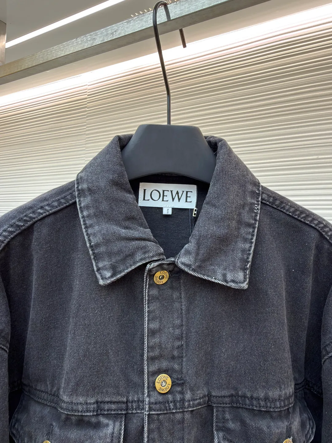 Loewe Anagram denim denim jacket ●Authentic product: Purchased and developed for 12900 ●Item number: 1680407-B40 ●Material: denim denim fabric ●Technology: laser cutting ●Version: fitted version ●Weight: about 1155 grams ●Size: 46-48-50-52 ●Description: Customized dense-core condensed yarn material, comfortable and close to the skin, full of texture, Elbows decorated with Anagram hollow design The chest button flap welt pockets are sublimated. The classic LOEWE leather label logo is embellished on the back. The visual recognition is full. A statement of personality and taste. The collision of classics and innovation. The versatile charm of denim jackets. Denim elements. It is also synonymous with casual and uninhibited. It is laser cut. The elbows are manually disassembled and laid flat for laser positioning and cutting of the Anagram pattern. Then the internal patching is done by hand and finally manually sewn on. Expensive labor cost and high loss. Low daily output. Use imported special machine for infrared positioning "Loewe" The "leather label" position is more precise and firm. The overall wiring is straight and delicate, the fabric is comfortable and soft, and the color is consistent without color difference. It can be matched with the same style to create a fashionable look and control various occasions. Customized accessories, complete with three standards, same style for men and women!