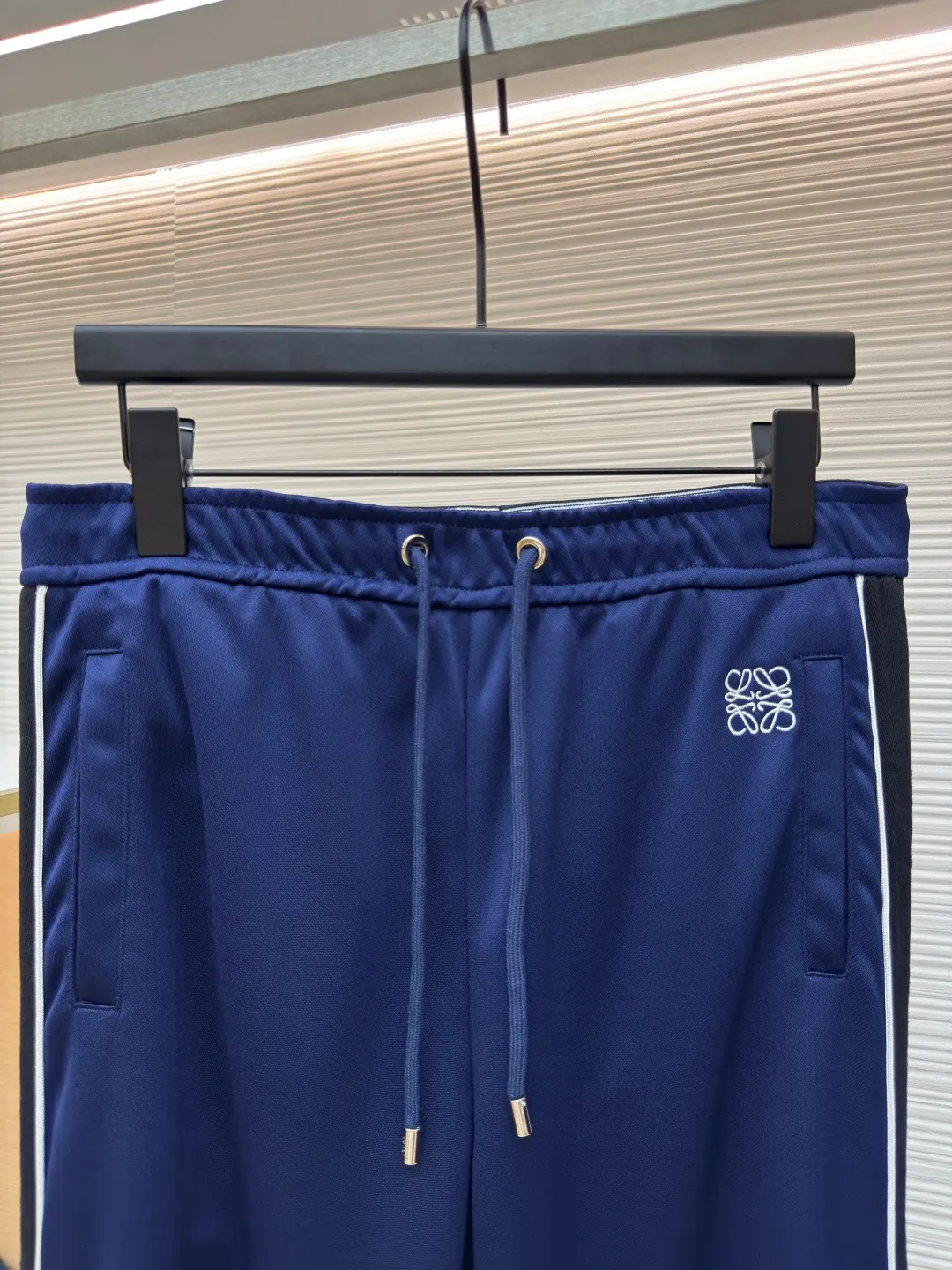 LOEWE embroidered webbing trousers ●Authentic product: Purchased and developed for 7800 ●Item number: 1680230-A85 ●Material: pure cotton fabric ●Technology: embroidery production ●Version: loose version ●Weight: about 505 grams ●Size: S-M-L-XL ●Description: Made of 40-count genuine mercerized double-sided, original customized fabric. Woven by the latest imported looms, with high-density texture and a very three-dimensional ready-to-wear pattern. The embroidery uses three-dimensional plane embroidery, and the number of high-density embroidery needles is as high as 6,400. The waistband is made of pure cotton custom-woven jacquard technology, and the entire waistband has the LOEWE brand logo. The back pocket zipper is made of 100% nylon custom material, and the zipper has the LOEWE brand logo. The webbing is made of pure cotton and the original size is 1:1, and the letter tape is made of silver yarn. The overall wiring is straight and delicate, the fabric is comfortable and soft, and the color is consistent without color difference. It can be matched with the same style to create a fashionable look and control various occasions. Customized accessories, complete with three standards, same style for men and women!