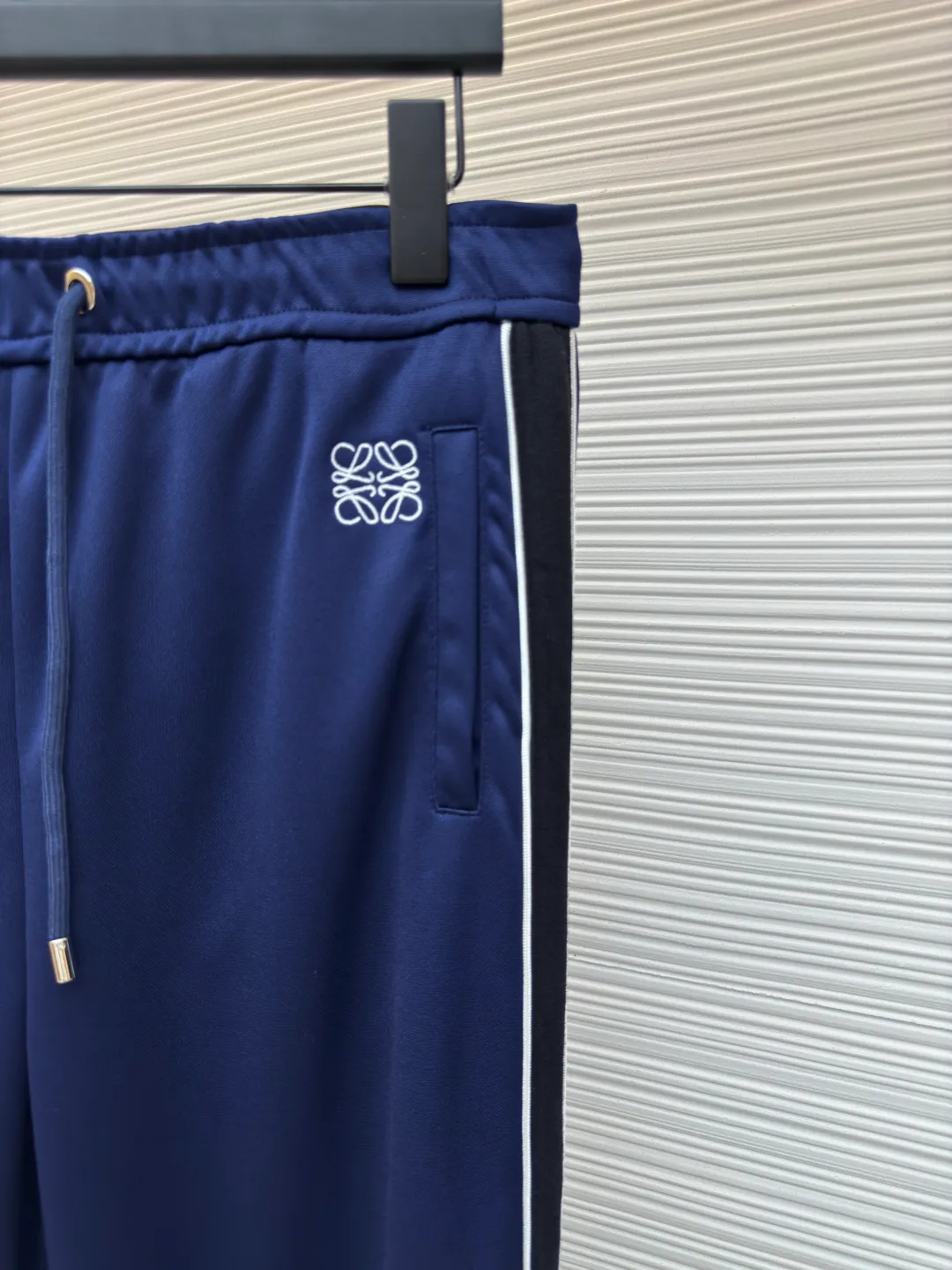 LOEWE embroidered webbing trousers ●Authentic product: Purchased and developed for 7800 ●Item number: 1680230-A85 ●Material: pure cotton fabric ●Technology: embroidery production ●Version: loose version ●Weight: about 505 grams ●Size: S-M-L-XL ●Description: Made of 40-count genuine mercerized double-sided, original customized fabric. Woven by the latest imported looms, with high-density texture and a very three-dimensional ready-to-wear pattern. The embroidery uses three-dimensional plane embroidery, and the number of high-density embroidery needles is as high as 6,400. The waistband is made of pure cotton custom-woven jacquard technology, and the entire waistband has the LOEWE brand logo. The back pocket zipper is made of 100% nylon custom material, and the zipper has the LOEWE brand logo. The webbing is made of pure cotton and the original size is 1:1, and the letter tape is made of silver yarn. The overall wiring is straight and delicate, the fabric is comfortable and soft, and the color is consistent without color difference. It can be matched with the same style to create a fashionable look and control various occasions. Customized accessories, complete with three standards, same style for men and women!