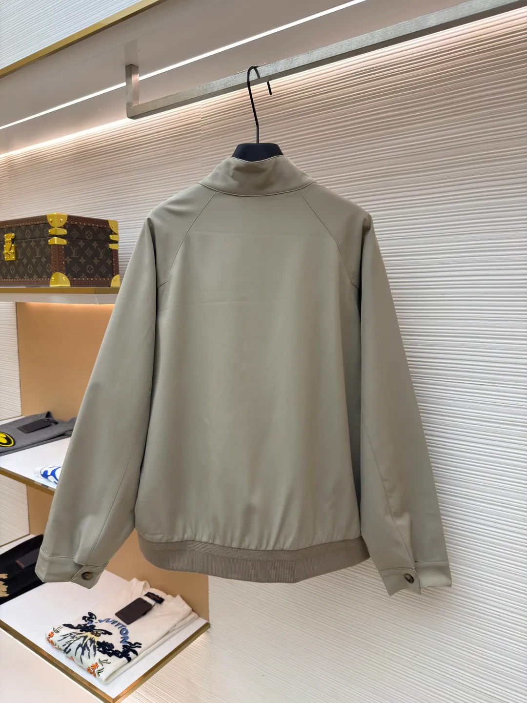Loewe mercerized wool embroidered jacket ●Original version: purchased and developed for 20900 ●Item number: 1682266-B15 ●Fabric: wool fabric ●Technology: embroidery production ●Color: apricot ●Version: fitted version ●Weight: about 670 grams ●Size: 46-48-50-52 ●Description: Made of 40% wool, 40% linen cotton, 20% nylon. The threads are made of wool, and the surface is mercerized. The lining is made of 100% custom-dyed and custom-woven plaid fabric of the same color. The zipper uses an electroplated metal slider with electroplated pull teeth of the same color, and the brand logo is laser engraved on the side. The cuff buttons are made of natural resin buttons. The embroidery uses 3D three-dimensional embroidery, and the chest is embellished with the Anagram embroidered logo. Midweight wool and cashmere flannel jacket with ribbed knit hem and raglan sleeves. *Regular fit, standard length*High collar, snap button fastening*Zip closure at front, buttoned cuffs*Diagonal welt pockets*Anagram embossed on chest. The overall wiring is straight and delicate, the fabric is comfortable and soft, and the color is consistent without color difference. It can be matched with the same style to create a fashionable look and control various occasions. Customized accessories, complete with three standards, same style for men and women!