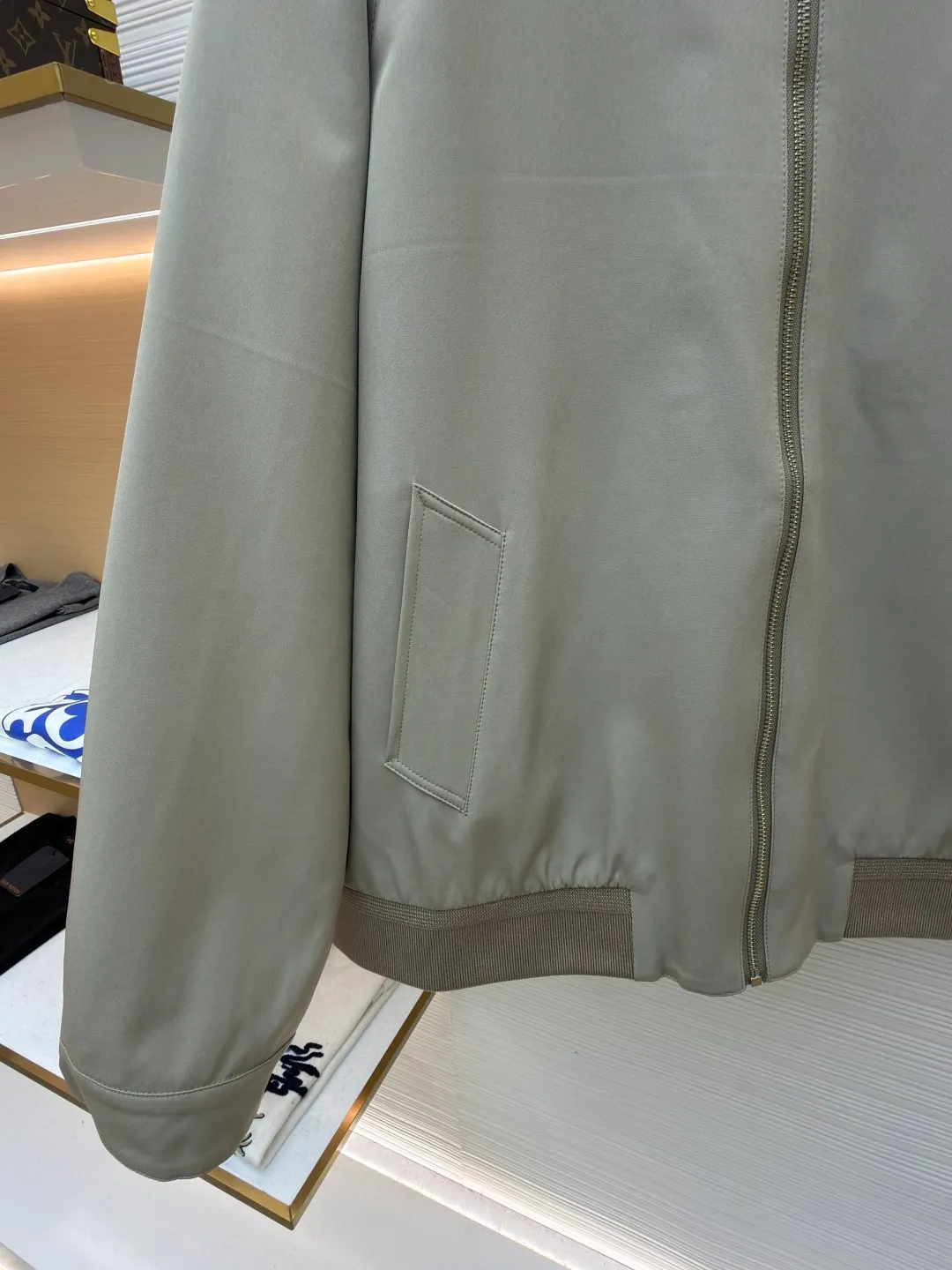 Loewe mercerized wool embroidered jacket ●Original version: purchased and developed for 20900 ●Item number: 1682266-B15 ●Fabric: wool fabric ●Technology: embroidery production ●Color: apricot ●Version: fitted version ●Weight: about 670 grams ●Size: 46-48-50-52 ●Description: Made of 40% wool, 40% linen cotton, 20% nylon. The threads are made of wool, and the surface is mercerized. The lining is made of 100% custom-dyed and custom-woven plaid fabric of the same color. The zipper uses an electroplated metal slider with electroplated pull teeth of the same color, and the brand logo is laser engraved on the side. The cuff buttons are made of natural resin buttons. The embroidery uses 3D three-dimensional embroidery, and the chest is embellished with the Anagram embroidered logo. Midweight wool and cashmere flannel jacket with ribbed knit hem and raglan sleeves. *Regular fit, standard length*High collar, snap button fastening*Zip closure at front, buttoned cuffs*Diagonal welt pockets*Anagram embossed on chest. The overall wiring is straight and delicate, the fabric is comfortable and soft, and the color is consistent without color difference. It can be matched with the same style to create a fashionable look and control various occasions. Customized accessories, complete with three standards, same style for men and women!