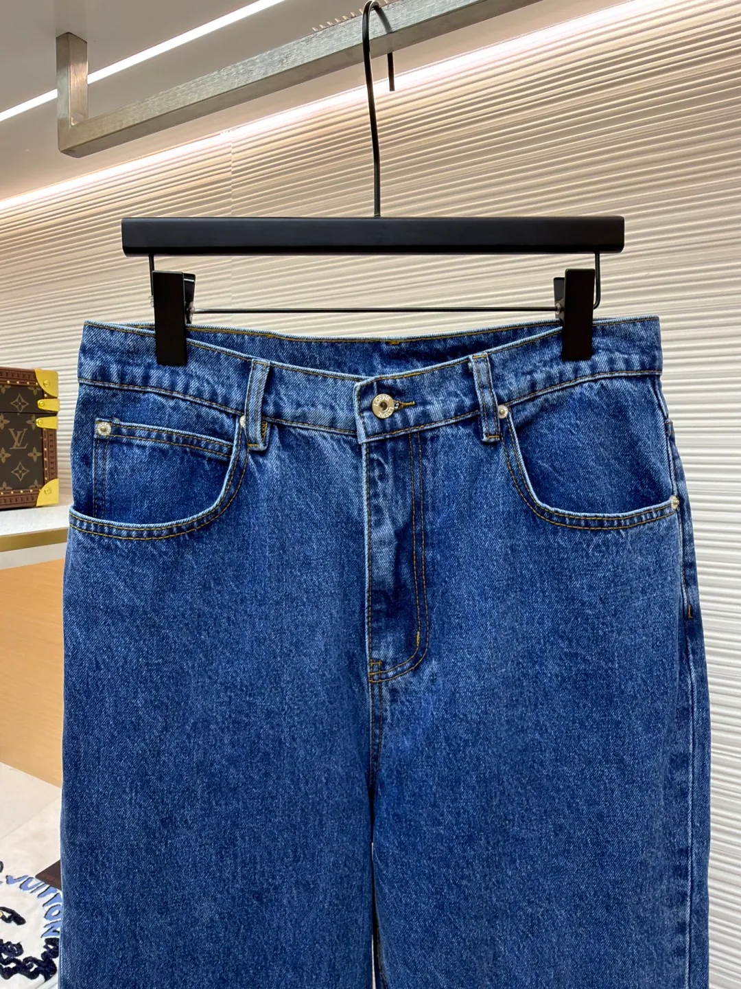 Loewe Anagram denim jeans ●Authentic product: Purchased and developed by 5432 ●Item number: 1681762-A70 ●Material: denim denim fabric ●Technology: laser cutting ●Version: fitted version ●Weight: about 655 grams ●Size: 46-48-50-52 ●Description: Customized dense core condensate material, comfortable and close to the skin, full of texture, Elbows decorated with Anagram hollow design The button-flap welt pockets on the chest are sublimated. The classic LOEWE leather logo on the back is embellished with visual recognition. It is a declaration of personality and taste. The collision of classics and innovation. The versatile charm of the denim jacket. The denim element is also synonymous with casualness. Using laser cutting, the elbows are manually disassembled, laid out flat for laser positioning and cutting the anagram pattern, and then hand-applied internally, and finally manually sewn on. The labor cost is high, the loss is high, and the daily output is low. The overall wiring is straight and delicate, the fabric is comfortable and soft, and the color is consistent without color difference. It can be matched with the same style to create a fashionable look and control various occasions. Customized accessories, complete with three standards, same style for men and women!