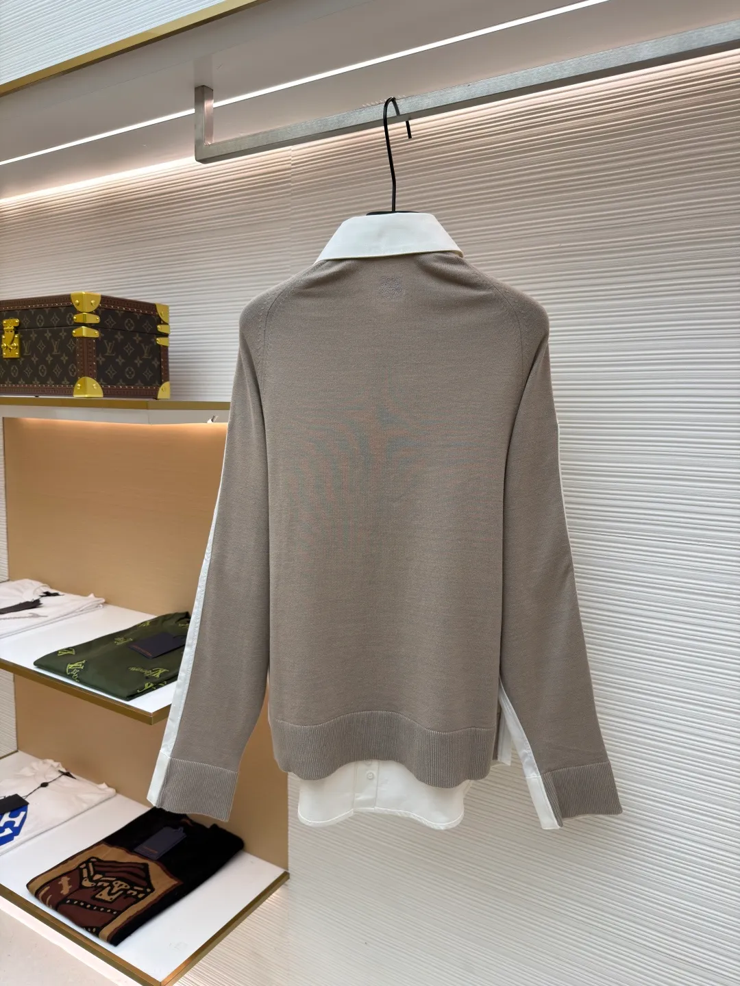 LOEWE cotton and knitted spliced shirt ●Original version: purchased and developed by 12479 ●Item number: 1680887-B50 ●Fabric: high-count cotton yarn fabric ●Technology: mechanical embroidery production ●Version: fitted version ●Weight: about 350 grams ●Size: 36-38-40-42 ●Description: The front panel is made of high-count cotton yarn through a weaving process with high warp density and low weft density to make a light and thin fabric with excellent breathability. The surface is smooth and flat, and feels as smooth as silk. At the same time, it retains the natural skin-friendly properties of cotton, making it snug and comfortable without any strange feeling. Because the warp yarns are closely arranged, the surface of the fabric shows longitudinal texture and soft luster, enhancing the visual sense of luxury. The back panel is woven with extremely fine wool yarn through high-count spinning technology to make a fabric with moderate density. It feels soft and skin-friendly, and has a delicate velvet feel on the surface. Wool fiber has a natural hollow structure, which can lock in still air and form an excellent thermal insulation layer. Even if it is light and thin, it has a good thermal insulation effect. Under the back collar, the high-precision calculation system of the computerized embroidery machine controls the coordinated operation of the machine head, needle bar, and thread spool. The fabric frame moves accurately in the horizontal and vertical directions to form a stitch track. The upper and lower thread tensions are adjusted to ensure that the stitches are smooth and free of floating threads, forming anagram embroidery with an error of ±0.1mm. The overall wiring is straight and delicate, the fabric is comfortable and soft, and the color is consistent without color difference. It can be matched with the same style to create a fashionable look and control various occasions. Customized accessories, complete with three standards, same style for men and women!