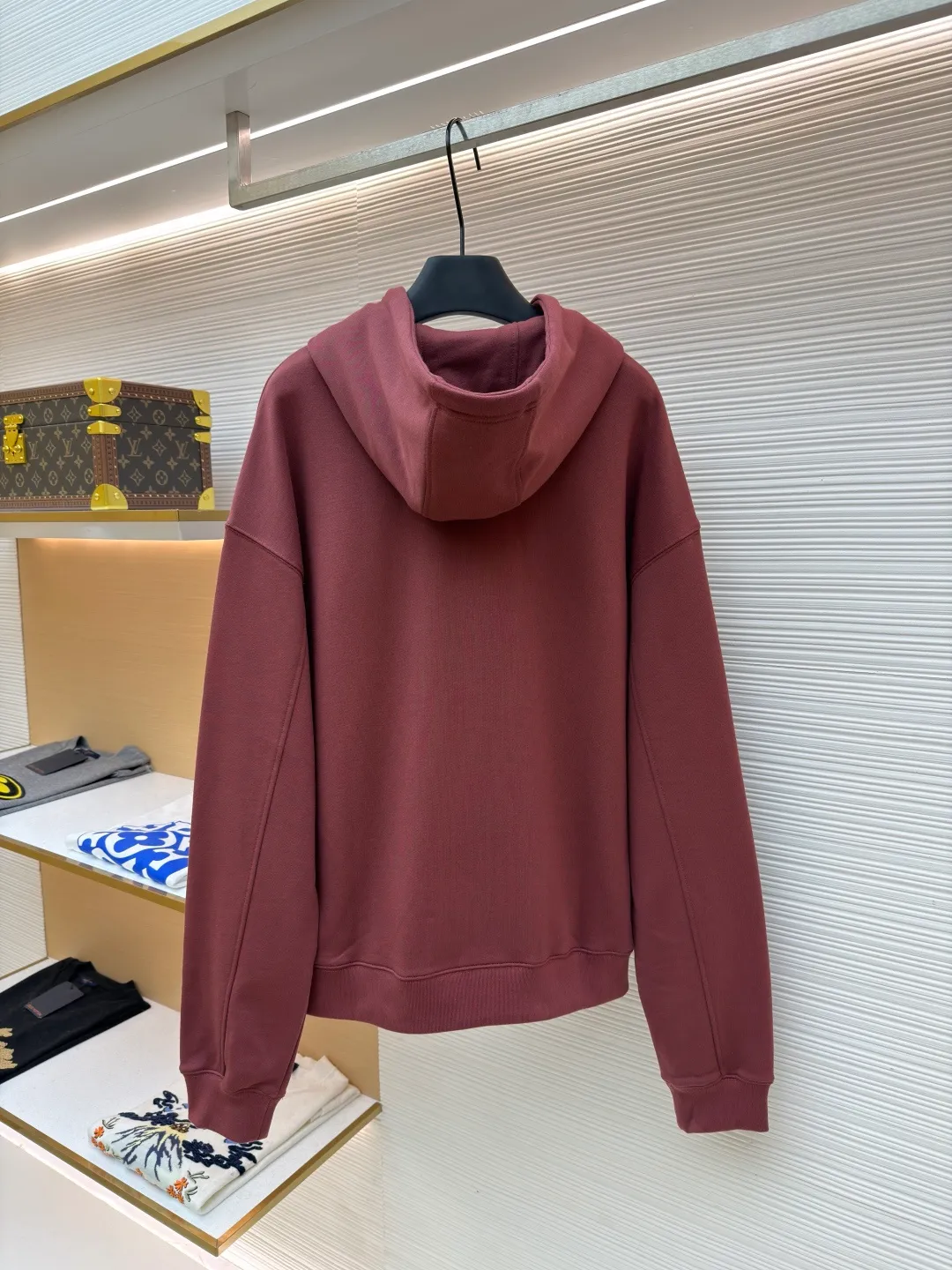 Loewe terry cotton fleece zipper hooded sweatshirt ●Original version: purchased and developed by 9473 ●Item number: 1682251-B05 ●Fabric: terry fabric ●Technology: Fleece production ●Color: burgundy ●Version: fitted version ●Weight: about 915 grams ●Size: S-M-L-XL ●Description: This Loewe hooded zipper sweatshirt is made of 460g heavyweight pure cotton terry cloth. The fabric has been combed to remove short velvet impurities and is soft and not easy to pill. It is also pre-washed and shaped to effectively prevent shrinkage and deformation after wearing. The burgundy color is low-temperature dip-dyed with plant dyes. The color is full, skin-friendly and non-irritating. The brand logo on the left side of the body adopts the same color hidden thread embroidery process. The embroidery stitches follow dense embroidery techniques. The outline of the pattern is clear and three-dimensional, integrating with the body of the garment without being obtrusive. The drawstring is made of high-elastic nylon rope, which is hand-knitted to form a unique knot decoration. The blue and red contrasting design adds visual highlights. The zipper is a custom-made metal two-way zipper with matte electroplated teeth that pull smoothly and are not easily oxidized. The ribs on the cuffs and hem are made of spandex blended material. After shaping process, it has excellent resilience and fits the body shape without being tight. The overall cut is a loose shoulder-drop version, combined with the flat car double-line stitching process, taking into account both comfort and durability, showing the craftsmanship of light luxury clothing. The overall wiring is straight and delicate, the fabric is comfortable and soft, and the color is consistent without color difference. It can be matched with the same style to create a fashionable look and control various occasions. Customized accessories, complete with three standards, same style for men and women!