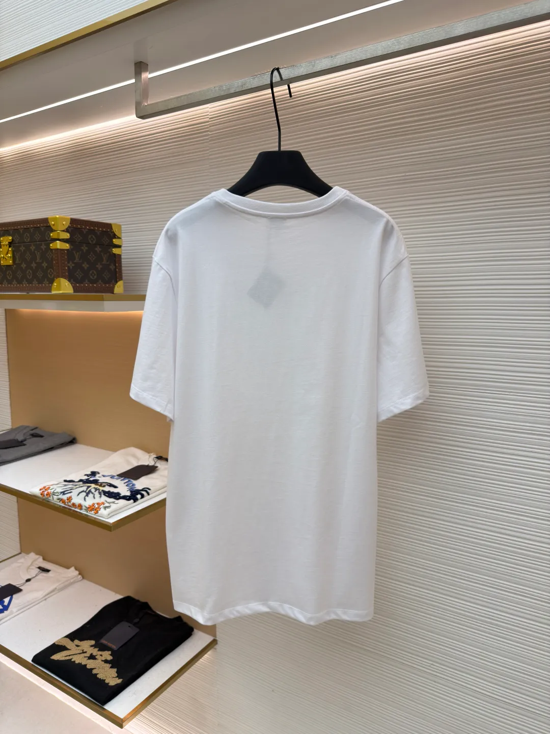 LOWE animal embroidery round neck short sleeves ●Original version: purchased and developed by 3261 ●Item number: 1681836-X90 ●Fabric: plain knitted fabric ●Technology: embroidery production ●Color: white ●Version: fitted version ●Weight: about 265 grams ●Size: S-M-L-XL ●Description: Made of 15S fine cotton plain fabric, 230g; with 32S double yarn thread, 300g. Plain weave fabric made from combed cotton fibers has a more orderly arrangement and higher density than ordinary cotton, so it has better texture and luster. 15S fine cotton plain fabric is a high-quality cotton fabric, which has the characteristics of softness, comfort, good breathability, and good durability. It adopts three-dimensional embroidery technology, and the logo clearly restores the spacing curve. The mercerized embroidery thread with luster is selected, combined with complex embroidery needlework and fine detail processing to create a three-dimensional relief embroidery effect. Classic trademark letter design, fine embroidery and dense stitching, clear font and strong sense of lines and three-dimensionality. The overall wiring is straight and delicate, the fabric is comfortable and soft, and the color is consistent without color difference. It can be matched with the same style to create a fashionable look and control various occasions. Customized accessories, complete with three standards, same style for men and women!