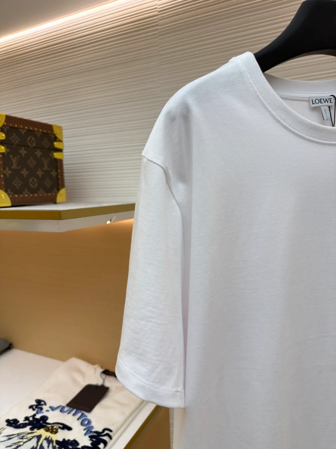 LOWE animal embroidery round neck short sleeves ●Original version: purchased and developed by 3261 ●Item number: 1681836-X90 ●Fabric: plain knitted fabric ●Technology: embroidery production ●Color: white ●Version: fitted version ●Weight: about 265 grams ●Size: S-M-L-XL ●Description: Made of 15S fine cotton plain fabric, 230g; with 32S double yarn thread, 300g. Plain weave fabric made from combed cotton fibers has a more orderly arrangement and higher density than ordinary cotton, so it has better texture and luster. 15S fine cotton plain fabric is a high-quality cotton fabric, which has the characteristics of softness, comfort, good breathability, and good durability. It adopts three-dimensional embroidery technology, and the logo clearly restores the spacing curve. The mercerized embroidery thread with luster is selected, combined with complex embroidery needlework and fine detail processing to create a three-dimensional relief embroidery effect. Classic trademark letter design, fine embroidery and dense stitching, clear font and strong sense of lines and three-dimensionality. The overall wiring is straight and delicate, the fabric is comfortable and soft, and the color is consistent without color difference. It can be matched with the same style to create a fashionable look and control various occasions. Customized accessories, complete with three standards, same style for men and women!