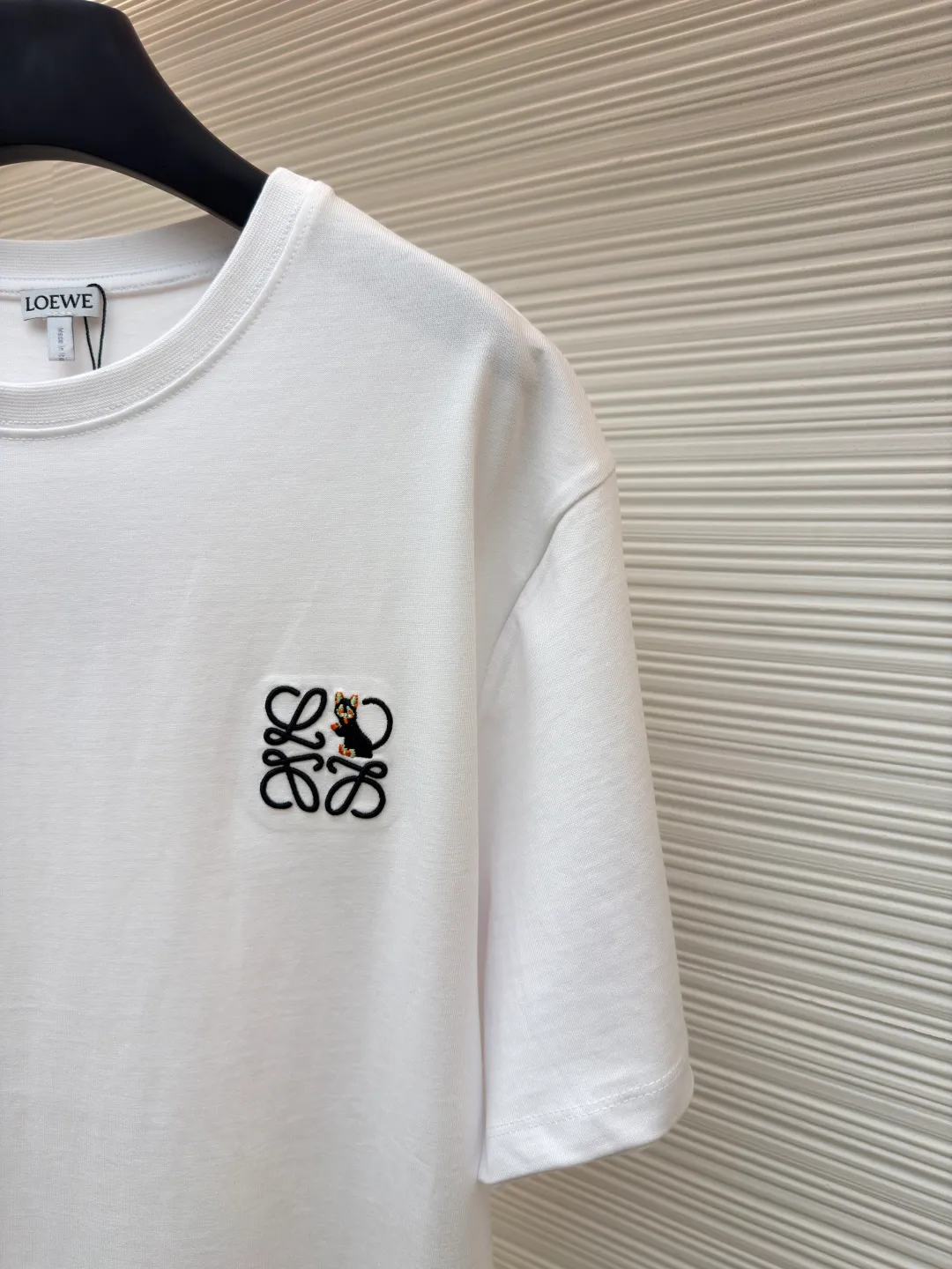 LOWE animal embroidery round neck short sleeves ●Original version: purchased and developed by 3261 ●Item number: 1681836-X90 ●Fabric: plain knitted fabric ●Technology: embroidery production ●Color: white ●Version: fitted version ●Weight: about 265 grams ●Size: S-M-L-XL ●Description: Made of 15S fine cotton plain fabric, 230g; with 32S double yarn thread, 300g. Plain weave fabric made from combed cotton fibers has a more orderly arrangement and higher density than ordinary cotton, so it has better texture and luster. 15S fine cotton plain fabric is a high-quality cotton fabric, which has the characteristics of softness, comfort, good breathability, and good durability. It adopts three-dimensional embroidery technology, and the logo clearly restores the spacing curve. The mercerized embroidery thread with luster is selected, combined with complex embroidery needlework and fine detail processing to create a three-dimensional relief embroidery effect. Classic trademark letter design, fine embroidery and dense stitching, clear font and strong sense of lines and three-dimensionality. The overall wiring is straight and delicate, the fabric is comfortable and soft, and the color is consistent without color difference. It can be matched with the same style to create a fashionable look and control various occasions. Customized accessories, complete with three standards, same style for men and women!