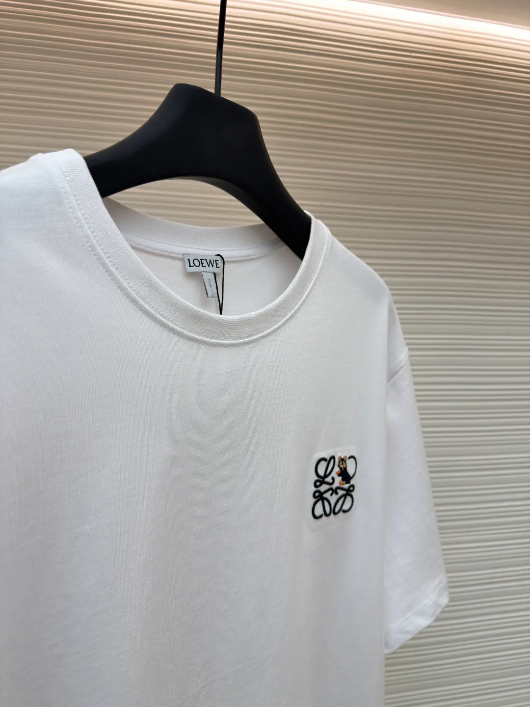 LOWE animal embroidery round neck short sleeves ●Original version: purchased and developed by 3261 ●Item number: 1681836-X90 ●Fabric: plain knitted fabric ●Technology: embroidery production ●Color: white ●Version: fitted version ●Weight: about 265 grams ●Size: S-M-L-XL ●Description: Made of 15S fine cotton plain fabric, 230g; with 32S double yarn thread, 300g. Plain weave fabric made from combed cotton fibers has a more orderly arrangement and higher density than ordinary cotton, so it has better texture and luster. 15S fine cotton plain fabric is a high-quality cotton fabric, which has the characteristics of softness, comfort, good breathability, and good durability. It adopts three-dimensional embroidery technology, and the logo clearly restores the spacing curve. The mercerized embroidery thread with luster is selected, combined with complex embroidery needlework and fine detail processing to create a three-dimensional relief embroidery effect. Classic trademark letter design, fine embroidery and dense stitching, clear font and strong sense of lines and three-dimensionality. The overall wiring is straight and delicate, the fabric is comfortable and soft, and the color is consistent without color difference. It can be matched with the same style to create a fashionable look and control various occasions. Customized accessories, complete with three standards, same style for men and women!