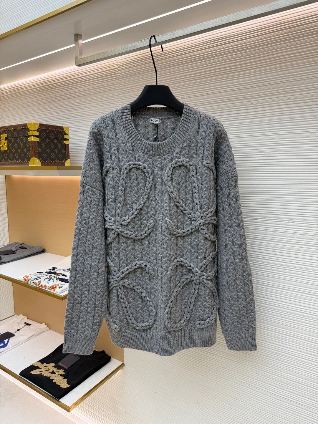 Loewe Anagram twist knitted sweater ●Original version: Purchased and developed for 15900 ●Item number: 1681885-B40 ●Fabric: wool embossed knitted fabric ●Technology: embossed pattern production by hand-operated special machine ●Color: gray ●Version: fitted version ●Weight: about 895 grams ●Size: S-M-L-XL ●Description: Custom-dyed heavy mercerized wool embossed knitted wool, full texture, thick and solid Using natural moss green as the color palette, the tranquility and power of the late autumn forest are combined with three-dimensional textures. The iconic woven Loewe Anagram logo is embellished on the front. The brand's soul totem is engraved on the moss green fabric. The whimsical idea adds the finishing touch to the fashion picture. The dropped shoulder design cleverly weakens the toughness of the shoulders, making the body shape softer and giving the wearer a lazy and noble temperament. Opening up unlimited possibilities for fashion matching, the hand-operated special machine embossed pattern craftsmanship is controlled by the craftsman, the customized special knitting machine, the knitting logic of human-machine collaboration, real-time adjustment of the yarn tension, controlling the rise and fall of the knitting needles, forming a Loewe Anagram pattern with a three-dimensional concave and convex texture, and the composite double process of the global twisted rope braid. The symphonic weaving technique of hand and machine. The entire garment is made of twisted rope + webbing composite weaving, hand-connected line by line. Each row of knitting needs to complete three steps: twisting the rope, inserting the webbing, and resetting the needle bar. It takes 200-300 rows to knit a ready-made garment (time-consuming, labor-intensive, and expensive). The process of softening and deodorizing the washing water of the ready-made clothes uses professional washing equipment and specific detergents to deeply clean and deodorize the clothes to improve the feel and appearance of the clothes. The overall wiring is straight and delicate, the fabric is comfortable and soft, and the color is consistent without color difference. It can be matched with the same style to create a fashionable look, and can be used in various occasions. Customized accessories, complete with three standards, the same style for men and women.