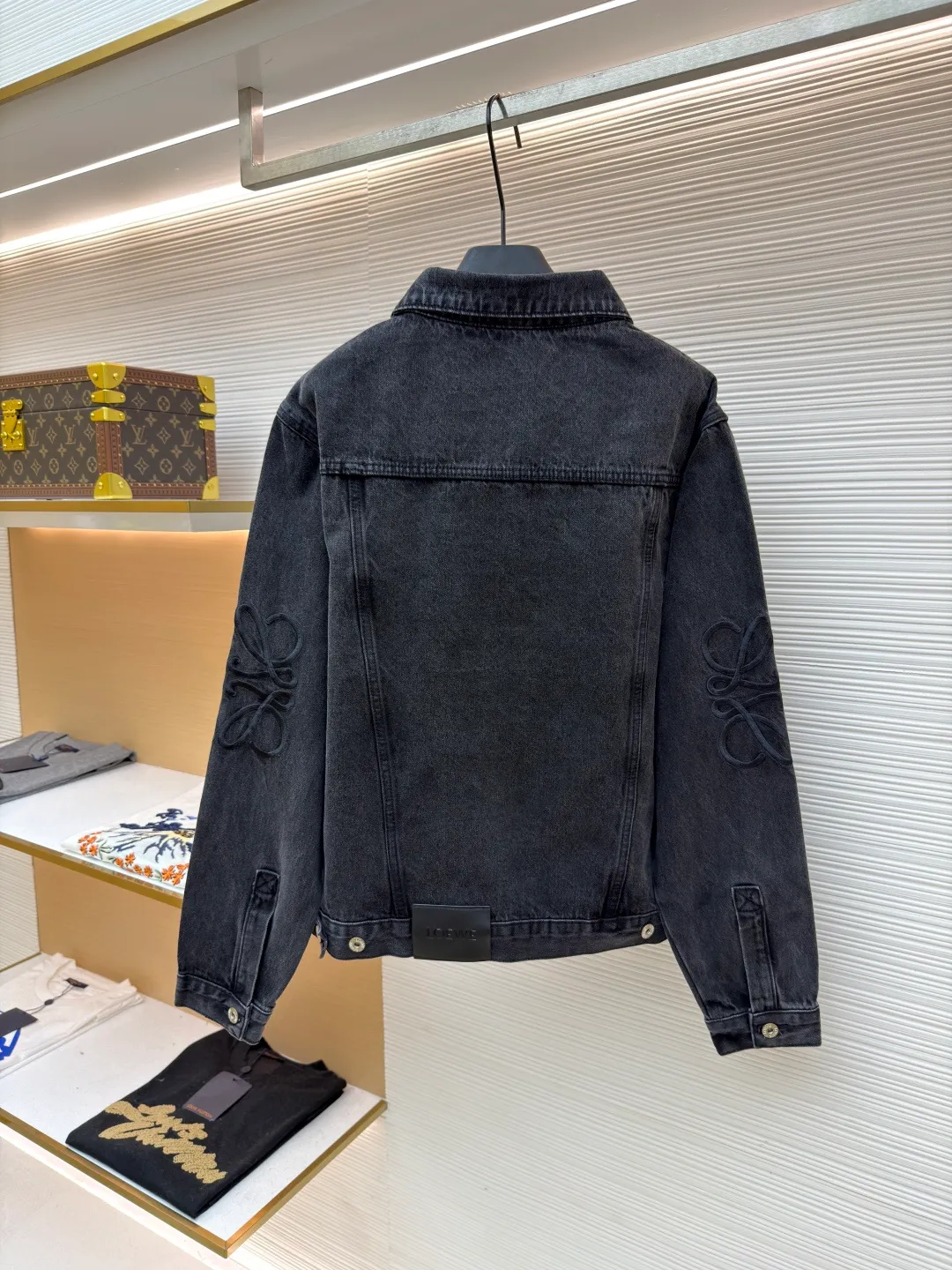 Loewe Anagram denim denim jacket ●Authentic product: Purchased and developed by 6802 ●Item number: 1681755-B10 ●Material: denim denim fabric ●Technology: laser cutting and production ●Version: fitted version ●Weight: about 990 grams ●Size: 46-48-50-52 ●Description: Customized dense-core condensed yarn material, comfortable and close to the skin, full of texture, Elbows decorated with Anagram hollow design The chest button flap welt pockets are sublimated. The classic LOEWE leather label logo is embellished on the back. The visual recognition is full. A statement of personality and taste. The collision of classics and innovation. The versatile charm of denim jackets. Denim elements. It is also synonymous with casual and uninhibited. It is laser cut. The elbows are manually disassembled and laid flat for laser positioning and cutting of the Anagram pattern. Then the internal patching is done by hand and finally manually sewn on. Expensive labor cost and high loss. Low daily output. Use imported special machine for infrared positioning "Loewe" The "leather label" position is more precise and firm. The overall wiring is straight and delicate, the fabric is comfortable and soft, and the color is consistent without color difference. It can be matched with the same style to create a fashionable look and control various occasions. Customized accessories, complete with three standards, same style for men and women!