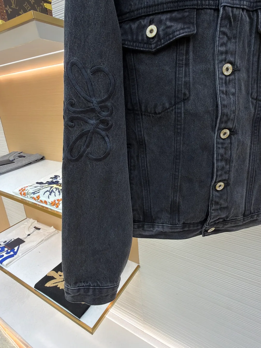 Loewe Anagram denim denim jacket ●Authentic product: Purchased and developed by 6802 ●Item number: 1681755-B10 ●Material: denim denim fabric ●Technology: laser cutting and production ●Version: fitted version ●Weight: about 990 grams ●Size: 46-48-50-52 ●Description: Customized dense-core condensed yarn material, comfortable and close to the skin, full of texture, Elbows decorated with Anagram hollow design The chest button flap welt pockets are sublimated. The classic LOEWE leather label logo is embellished on the back. The visual recognition is full. A statement of personality and taste. The collision of classics and innovation. The versatile charm of denim jackets. Denim elements. It is also synonymous with casual and uninhibited. It is laser cut. The elbows are manually disassembled and laid flat for laser positioning and cutting of the Anagram pattern. Then the internal patching is done by hand and finally manually sewn on. Expensive labor cost and high loss. Low daily output. Use imported special machine for infrared positioning "Loewe" The "leather label" position is more precise and firm. The overall wiring is straight and delicate, the fabric is comfortable and soft, and the color is consistent without color difference. It can be matched with the same style to create a fashionable look and control various occasions. Customized accessories, complete with three standards, same style for men and women!