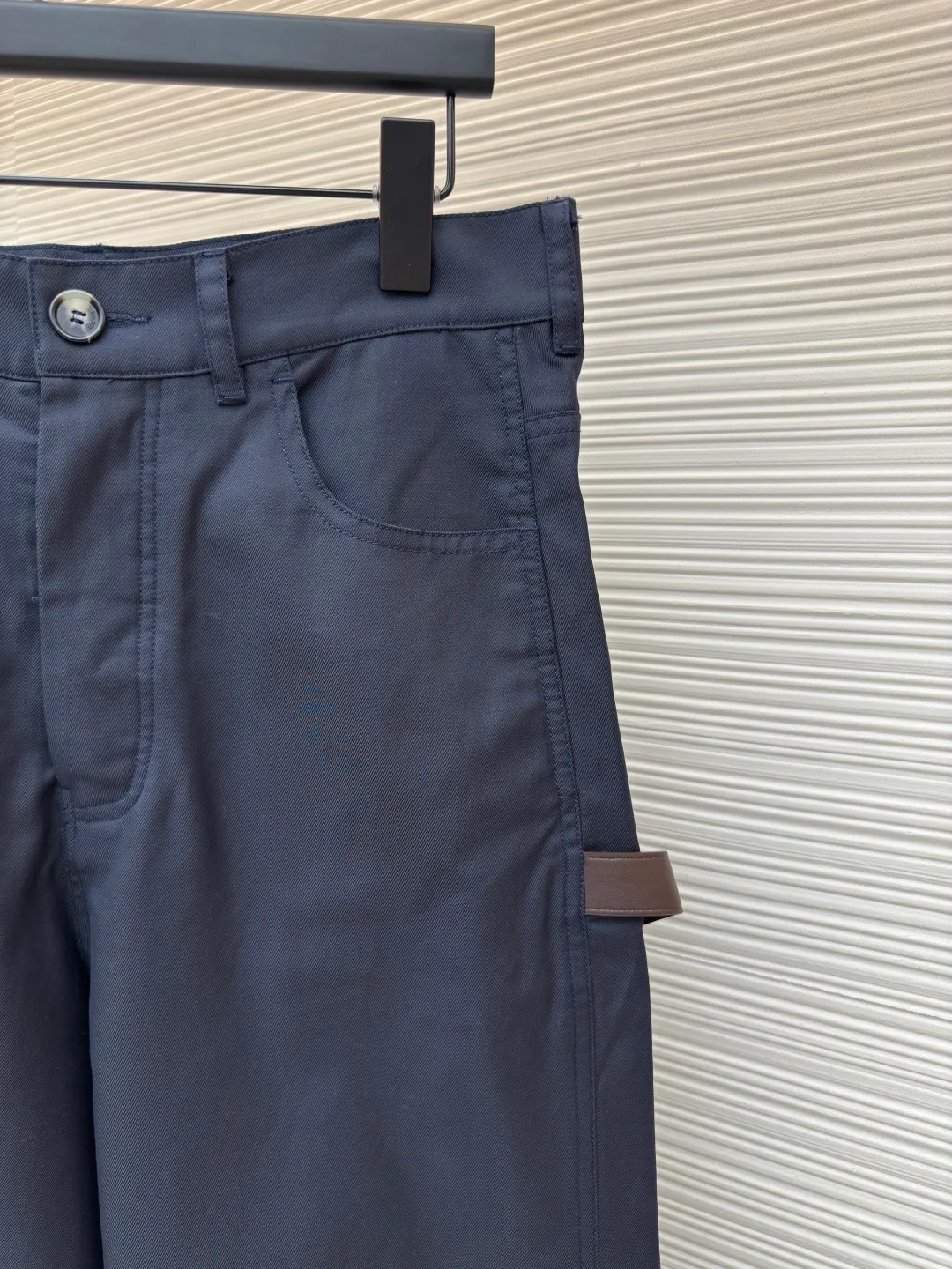 LOEWE cotton twill overalls ●Authentic product: purchased and developed by 6658 ●Item number: 1680293-B05 ●Fabric: twill fabric ●Technology: embossed patch production ●Version: fitted version ●Weight: about 385 grams ●Size: 46-48-50-52 ●Description: Made of lightweight cotton twill fabric made of 100% cotton. The shuttle loom shuttles between the warp and weft yarns to form the diagonal grain of the twill fabric. The cotton material has good breathability, is skin-friendly and comfortable, and the twill weave makes the fabric have a tight structure, high-grade texture, and is easy to take care of on a daily basis. By actively interfering with the shrinkage potential of cotton fibers, the fabric is able to transition from changeable to stable, improving dimensional stability while being less prone to deformation and wrinkles. It uses a cowhide embossed patch and is carved with a brass abrasive tool to give it a relief-level three-dimensional effect. The depth error is less than 0.05mm. The edge is chamfered at 30° to prevent leather cutting damage. The overall wiring is straight and delicate, the fabric is comfortable and soft, and the color is consistent without color difference. It can be matched with the same style to create a fashionable look and control various occasions. Customized accessories, complete with three standards, same style for men and women!