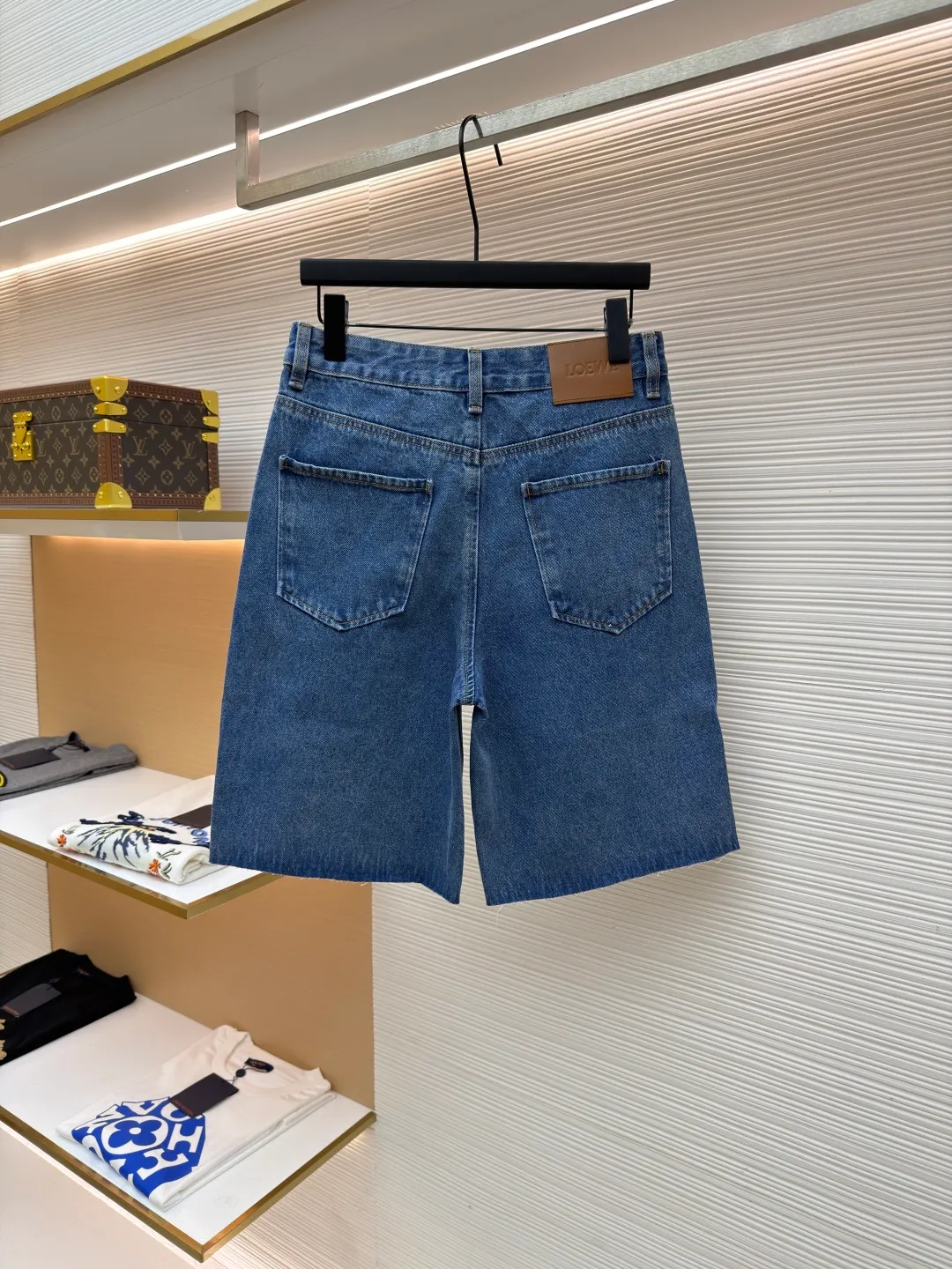 Loewe Anagram denim denim shorts ●Original version: Purchased and developed for 8500 ●Item number: 1682375-B35 ●Material: denim fabric ●Technology: laser cutting ●Color: blue ●Version: fitted version ●Weight: about 465 grams ●Size: 34-36-38-40-42 ●Description: Customized blue silk dense cotton denim, comfortable and close to the skin, full of texture, using classic blue to paint the background of time. The white Anagram hollow mark is engraved on the knee. The interweaving of blue and white is a collision of nature and art. It is highly recognizable and gives the denim shorts a unique artistic vitality. Laser cutting is used to manually dismantle the trousers, lay them flat to make laser-cut anagram patterns, then manually patch the inner fabric and finally sew it on manually. The labor cost is high, the loss is high, and the daily output is low. The infrared positioning of the "Loewe leather label" by an imported special machine is more precise and firm. Using the washing and color frying process, the special desizing agent is preferred, and then the fabric is soaked in it to receive the sizing evenly. After desizing, it is finally rinsed. The workmanship is extremely complex and the loss is high. The overall wiring is straight and delicate, the fabric is comfortable and soft, and the color is consistent without color difference. It can be matched with the same style to create a fashionable look and control various occasions. Customized accessories, complete with three standards, same style for men and women!
