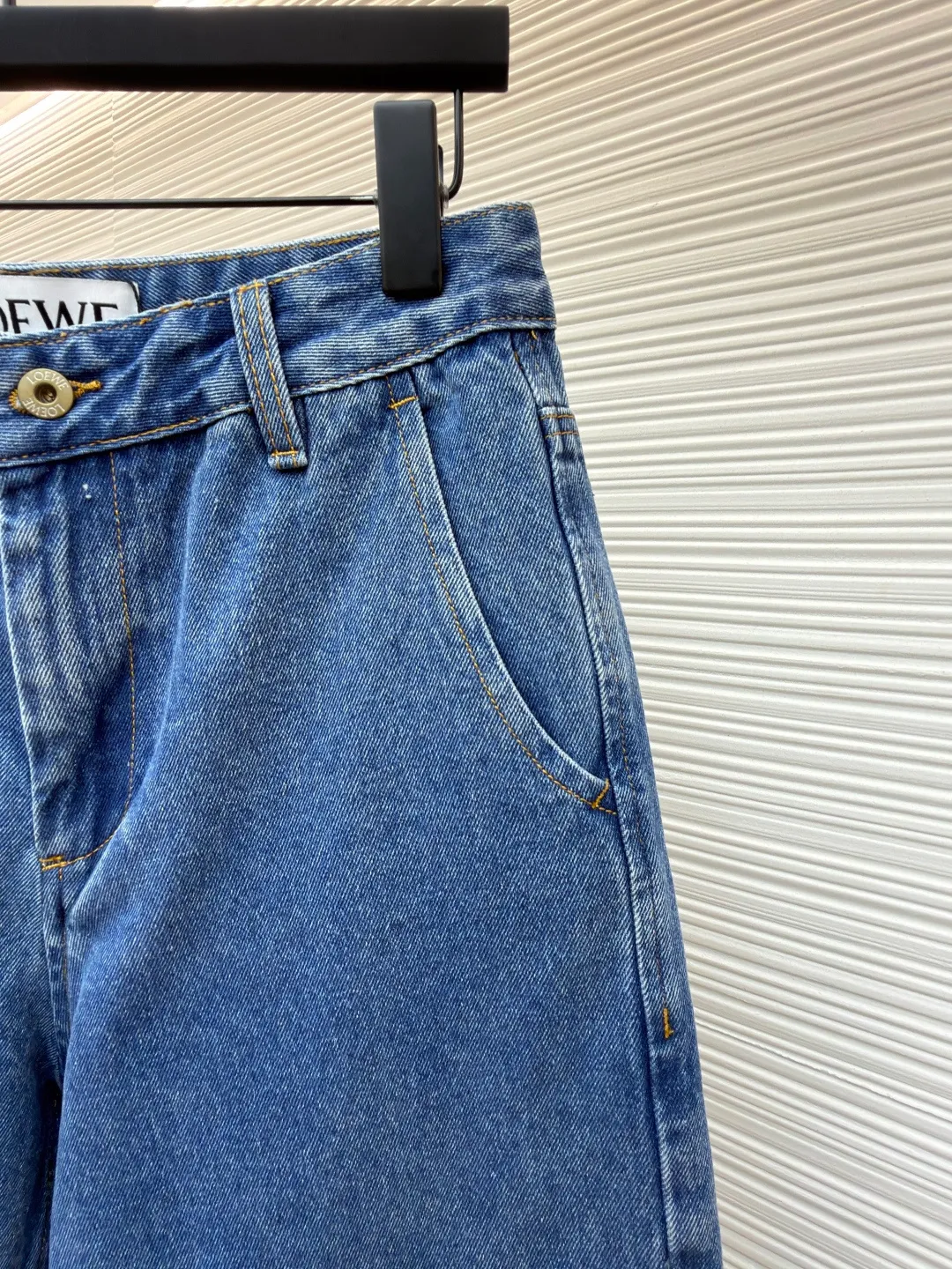 Loewe Anagram denim denim shorts ●Original version: Purchased and developed for 8500 ●Item number: 1682375-B35 ●Material: denim fabric ●Technology: laser cutting ●Color: blue ●Version: fitted version ●Weight: about 465 grams ●Size: 34-36-38-40-42 ●Description: Customized blue silk dense cotton denim, comfortable and close to the skin, full of texture, using classic blue to paint the background of time. The white Anagram hollow mark is engraved on the knee. The interweaving of blue and white is a collision of nature and art. It is highly recognizable and gives the denim shorts a unique artistic vitality. Laser cutting is used to manually dismantle the trousers, lay them flat to make laser-cut anagram patterns, then manually patch the inner fabric and finally sew it on manually. The labor cost is high, the loss is high, and the daily output is low. The infrared positioning of the "Loewe leather label" by an imported special machine is more precise and firm. Using the washing and color frying process, the special desizing agent is preferred, and then the fabric is soaked in it to receive the sizing evenly. After desizing, it is finally rinsed. The workmanship is extremely complex and the loss is high. The overall wiring is straight and delicate, the fabric is comfortable and soft, and the color is consistent without color difference. It can be matched with the same style to create a fashionable look and control various occasions. Customized accessories, complete with three standards, same style for men and women!