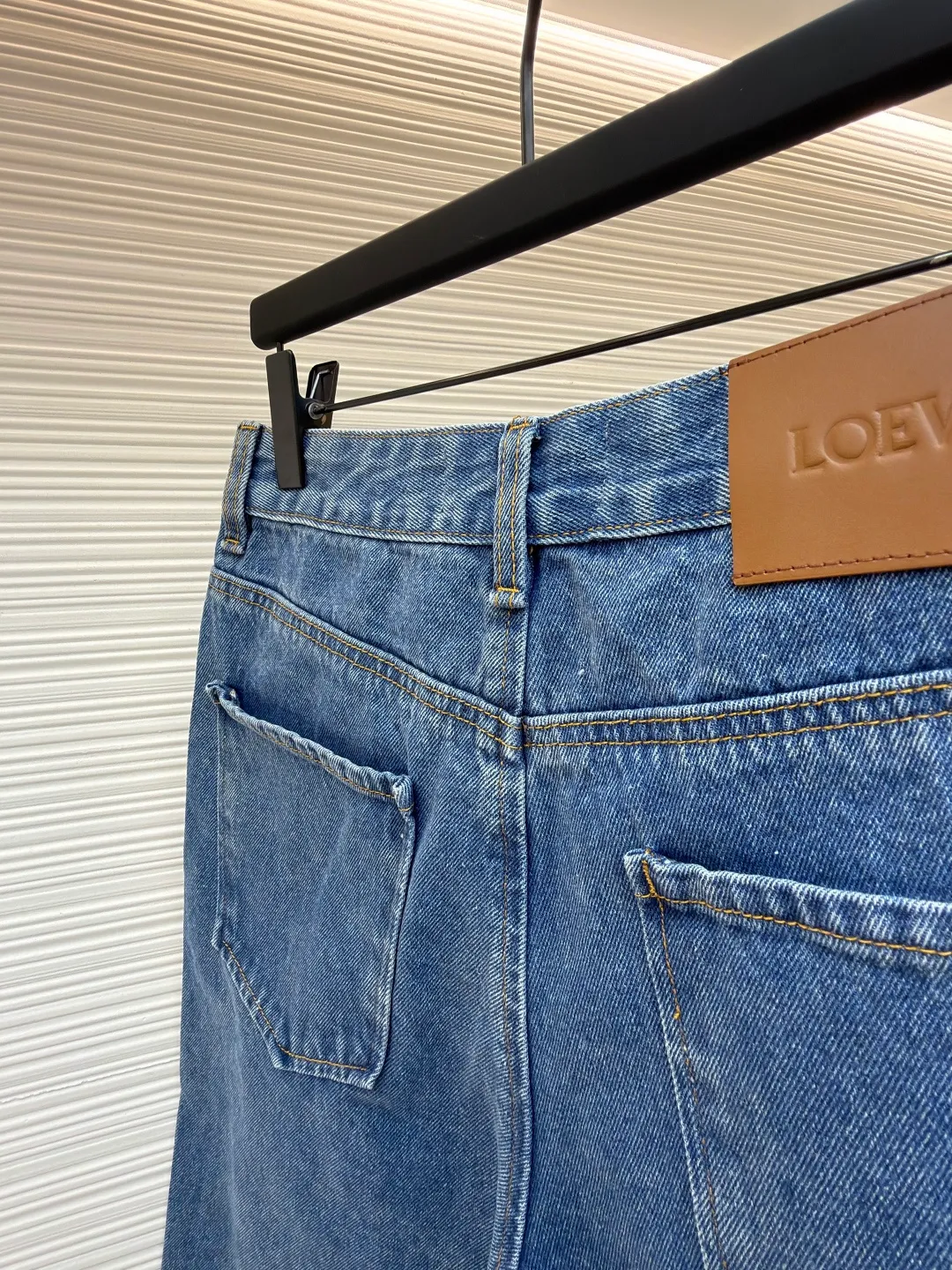 Loewe Anagram denim denim shorts ●Original version: Purchased and developed for 8500 ●Item number: 1682375-B35 ●Material: denim fabric ●Technology: laser cutting ●Color: blue ●Version: fitted version ●Weight: about 465 grams ●Size: 34-36-38-40-42 ●Description: Customized blue silk dense cotton denim, comfortable and close to the skin, full of texture, using classic blue to paint the background of time. The white Anagram hollow mark is engraved on the knee. The interweaving of blue and white is a collision of nature and art. It is highly recognizable and gives the denim shorts a unique artistic vitality. Laser cutting is used to manually dismantle the trousers, lay them flat to make laser-cut anagram patterns, then manually patch the inner fabric and finally sew it on manually. The labor cost is high, the loss is high, and the daily output is low. The infrared positioning of the "Loewe leather label" by an imported special machine is more precise and firm. Using the washing and color frying process, the special desizing agent is preferred, and then the fabric is soaked in it to receive the sizing evenly. After desizing, it is finally rinsed. The workmanship is extremely complex and the loss is high. The overall wiring is straight and delicate, the fabric is comfortable and soft, and the color is consistent without color difference. It can be matched with the same style to create a fashionable look and control various occasions. Customized accessories, complete with three standards, same style for men and women!