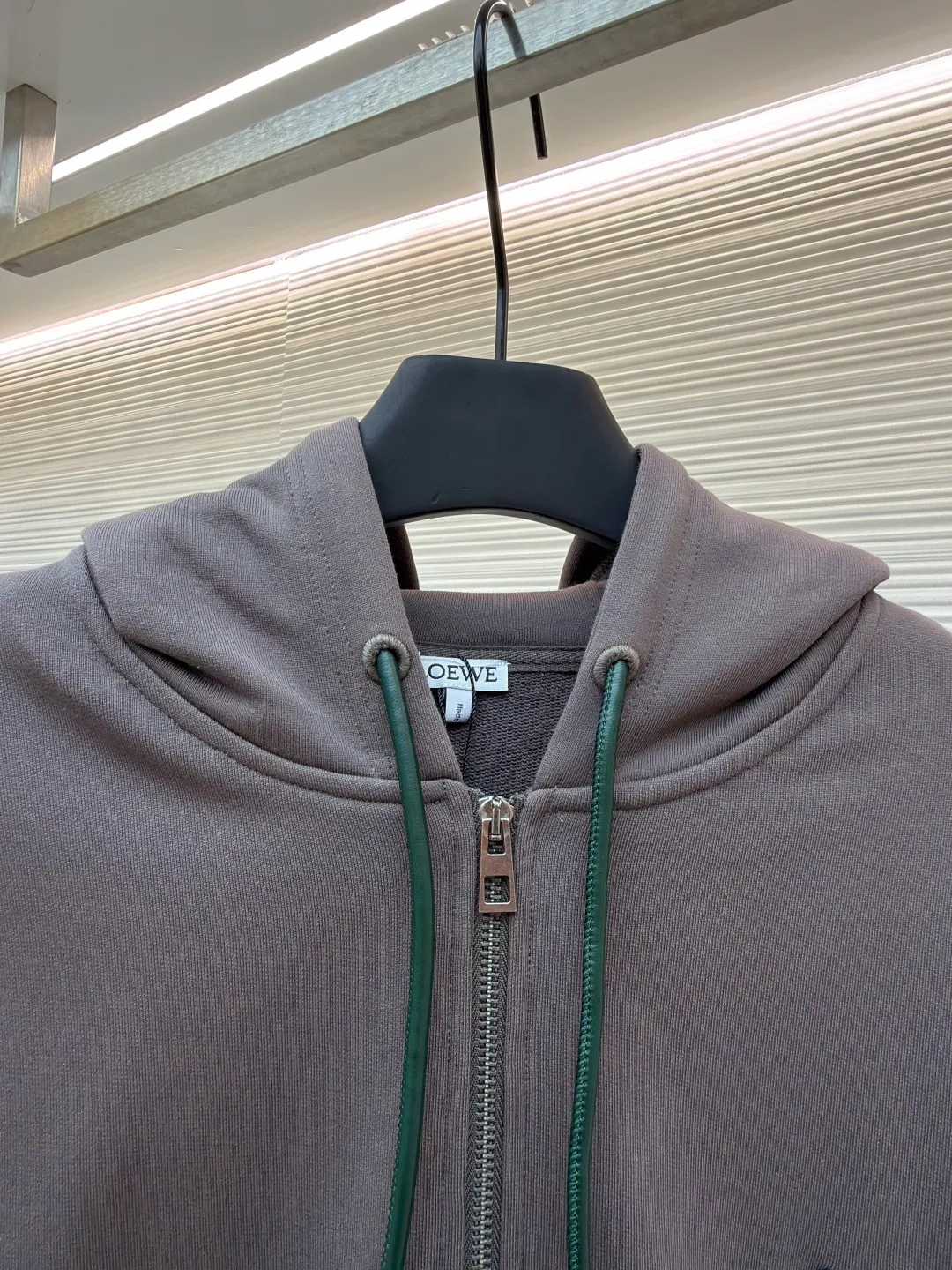 Loewe terry cotton fleece zipper hooded sweatshirt ●Original version: purchased and developed by 9473 ●Item number: 1682252-B05 ●Fabric: terry fabric ●Technology: Fleece production ●Color: gray ●Version: fitted version ●Weight: about 930 grams ●Size: S-M-L-XL ●Description: This Loewe hooded zipper sweatshirt is made of 460g heavyweight pure cotton terry cloth. The fabric has been combed to remove short velvet impurities and is soft and not easy to pill. It is also pre-washed and shaped to effectively prevent shrinkage and deformation after wearing. The burgundy color is low-temperature dip-dyed with plant dyes. The color is full, skin-friendly and non-irritating. The brand logo on the left side of the body adopts the same color hidden thread embroidery process. The embroidery stitches follow dense embroidery techniques. The outline of the pattern is clear and three-dimensional, integrating with the body of the garment without being obtrusive. The drawstring is made of high-elastic nylon rope, which is hand-knitted to form a unique knot decoration. The blue and red contrasting design adds visual highlights. The zipper is a custom-made metal two-way zipper with matte electroplated teeth that pull smoothly and are not easily oxidized. The ribs on the cuffs and hem are made of spandex blended material. After shaping process, it has excellent resilience and fits the body shape without being tight. The overall cut is a loose shoulder-drop version, combined with the flat car double-line stitching process, taking into account both comfort and durability, showing the craftsmanship of light luxury clothing. The overall wiring is straight and delicate, the fabric is comfortable and soft, and the color is consistent without color difference. It can be matched with the same style to create a fashionable look and control various occasions. Customized accessories, complete with three standards, same style for men and women!