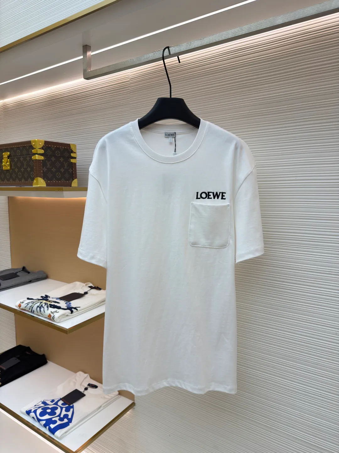Loewe patch pocket embroidered short sleeves ●Original version: purchased and developed for 4800 ●Item number: 1682359-X90 ●Material: cotton fabric ●Technology: embroidery production ●Color: white ●Version: Fitted version ●Weight: about 320 grams ●Size: S-M-L-XL ●Description: Customized satin precision super soft nylon cotton, delicate and soft, comfortable and skin-friendly, with classic black as the curtain, giving a deep sensory luxury The pockets are left blank and embellished with LOEWE embroidery. It is low-key and powerful and shines like a work of art. The pocket style exudes unique charm, simple yet out of style. A patch pocket hides the code word of minimalism. Adopt imported machine embroidery technology, use advanced computer control systems and precision mechanical components to achieve oewe embroidery operations with high precision. The lines are smooth and delicate. The fabrics have been washed and have a better hand feel and texture. They are not easy to deform, shrink or fade, and maintain long-term beauty. The overall wiring is straight and delicate, the fabric is comfortable and soft, and the color is consistent without color difference. It can be matched with the same style to create a fashionable look and control various occasions. Customized accessories, complete with three standards, same style for men and women!