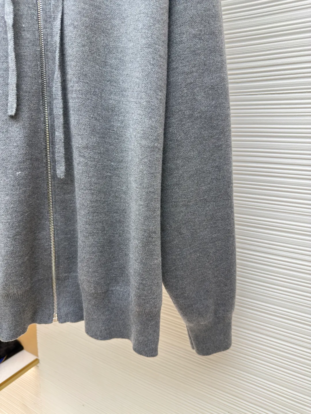 Loewe Anagram zipper hoodie ●Authentic product: 15900 purchase and development ●Item number: 1680414-B60 ●Fabric: Rabbit velvet blended yarn fabric ●Technology: embossed embroidery production ●Version: Loose version ●Weight: about 855 grams ●Size: S-M-L-XL ●Description: Custom-woven 32-count rabbit velvet blended yarn The fineness of rabbit velvet is the very finest among animal fibers The average fineness is about 10.83 microns, as thin as silk, as soft as clouds, fluffy and light, with a touch of high-grade gray as the base, an elegance tempered by time. The front panel is decorated with a homogeneous clean fit display. The neat hooded design brings a touch of casualness and laziness. It is paired with the Anagram embossed embellishment on the back panel, injecting the soul charm of the brand. The profound visual space shows an elegant posture and exudes infinite charm. Relief embroidery uses embroidery techniques to create patterns with relief effects on fabrics. Through layer-by-layer superposition and staggered embroidery, the embroidery threads form three-dimensional textures and layers on the fabric. Garment washing water softening and deodorizing process uses professional washing equipment and specific detergents to deeply clean and deodorize clothes to improve the feel and appearance of clothes. The overall wiring is straight and delicate, the fabric is comfortable and soft, and the color is consistent without color difference. It can be matched with the same style to create a fashionable look and control various occasions. Customized accessories, complete with three standards, same style for men and women!