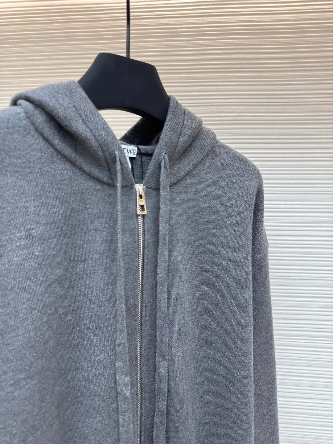 Loewe Anagram zipper hoodie ●Authentic product: 15900 purchase and development ●Item number: 1680414-B60 ●Fabric: Rabbit velvet blended yarn fabric ●Technology: embossed embroidery production ●Version: Loose version ●Weight: about 855 grams ●Size: S-M-L-XL ●Description: Custom-woven 32-count rabbit velvet blended yarn The fineness of rabbit velvet is the very finest among animal fibers The average fineness is about 10.83 microns, as thin as silk, as soft as clouds, fluffy and light, with a touch of high-grade gray as the base, an elegance tempered by time. The front panel is decorated with a homogeneous clean fit display. The neat hooded design brings a touch of casualness and laziness. It is paired with the Anagram embossed embellishment on the back panel, injecting the soul charm of the brand. The profound visual space shows an elegant posture and exudes infinite charm. Relief embroidery uses embroidery techniques to create patterns with relief effects on fabrics. Through layer-by-layer superposition and staggered embroidery, the embroidery threads form three-dimensional textures and layers on the fabric. Garment washing water softening and deodorizing process uses professional washing equipment and specific detergents to deeply clean and deodorize clothes to improve the feel and appearance of clothes. The overall wiring is straight and delicate, the fabric is comfortable and soft, and the color is consistent without color difference. It can be matched with the same style to create a fashionable look and control various occasions. Customized accessories, complete with three standards, same style for men and women!