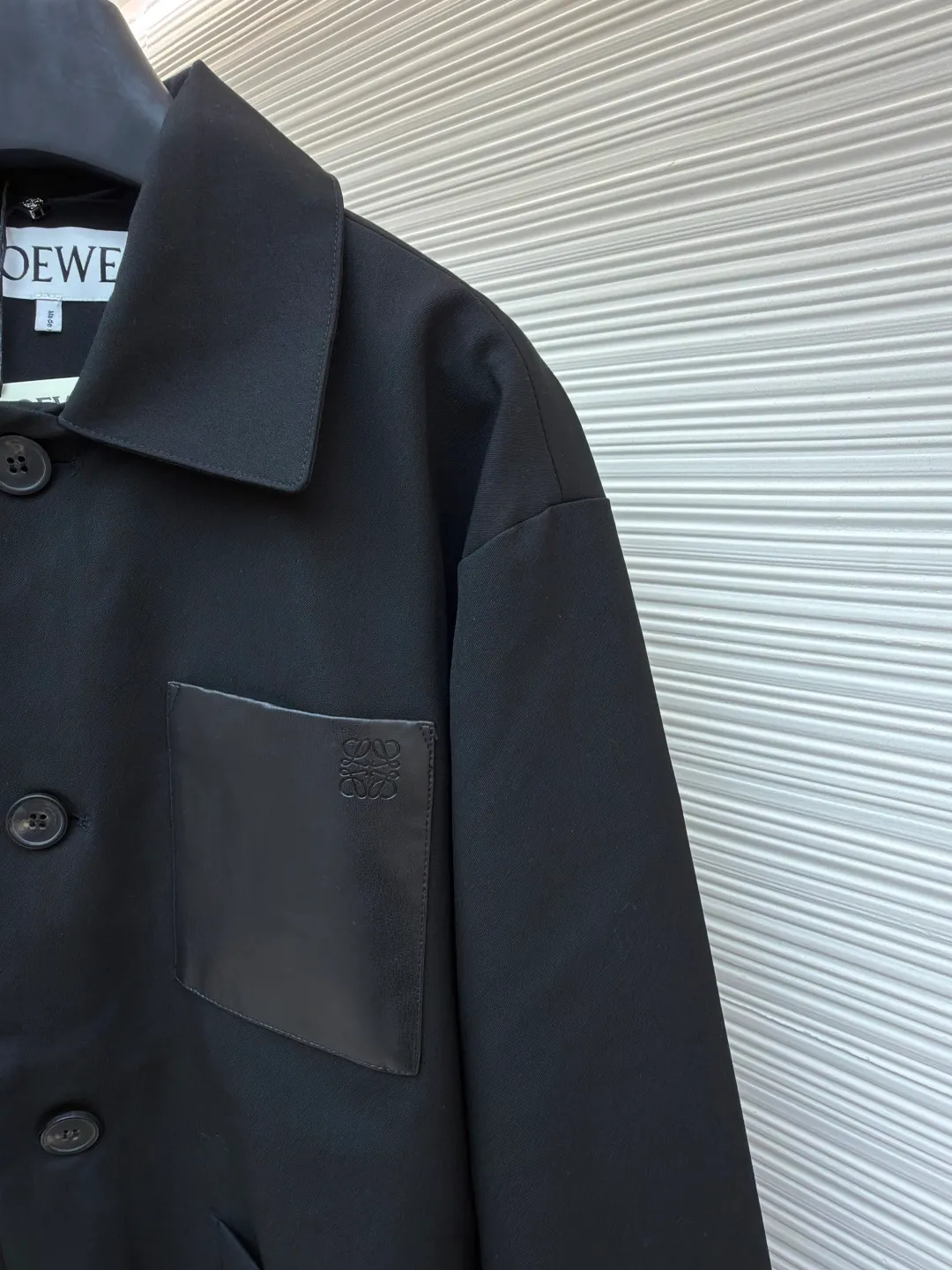 Loewe sheepskin pocket blazer ●Original version: purchased and developed for 17900 ●Item number: 1681610-B40 ●Fabric: wool blended fabric ●Technology: embossed production ●Color: black ●Version: fitted version ●Weight: about 665 grams ●Size: 36-38-40-42 ●Description: 40-count denim wool suit material. This fabric is made of double-layer wool suit fabric with a wool content of up to 55%. Because high-wool fabrics are thin, this fabric is made of double-layer composite. After washing and gluing, the fabric is close to 420 grams. The upper body has a very three-dimensional shape, and the loose fit is also very versatile. The lining is made of Tencel A100+ custom-woven fabric. The pocket leather is cut from soft sheep flat, and the small logo on the leather is pressed out of the original 1:1 positioning mold using a flower machine at a high temperature of 180 degrees. The buttons are made of pure horn buttons. Each real horn button has different textures and scratches. The iconic logo of LOEWE brand is engraved on the surface. The lower pocket has an alloy buckle with the brand's iconic logo. The overall wiring is straight and delicate, the fabric is comfortable and soft, and the color is consistent without color difference. It can be matched with the same style to create a fashionable look and control various occasions. Customized accessories, complete with three standards, same style for men and women!