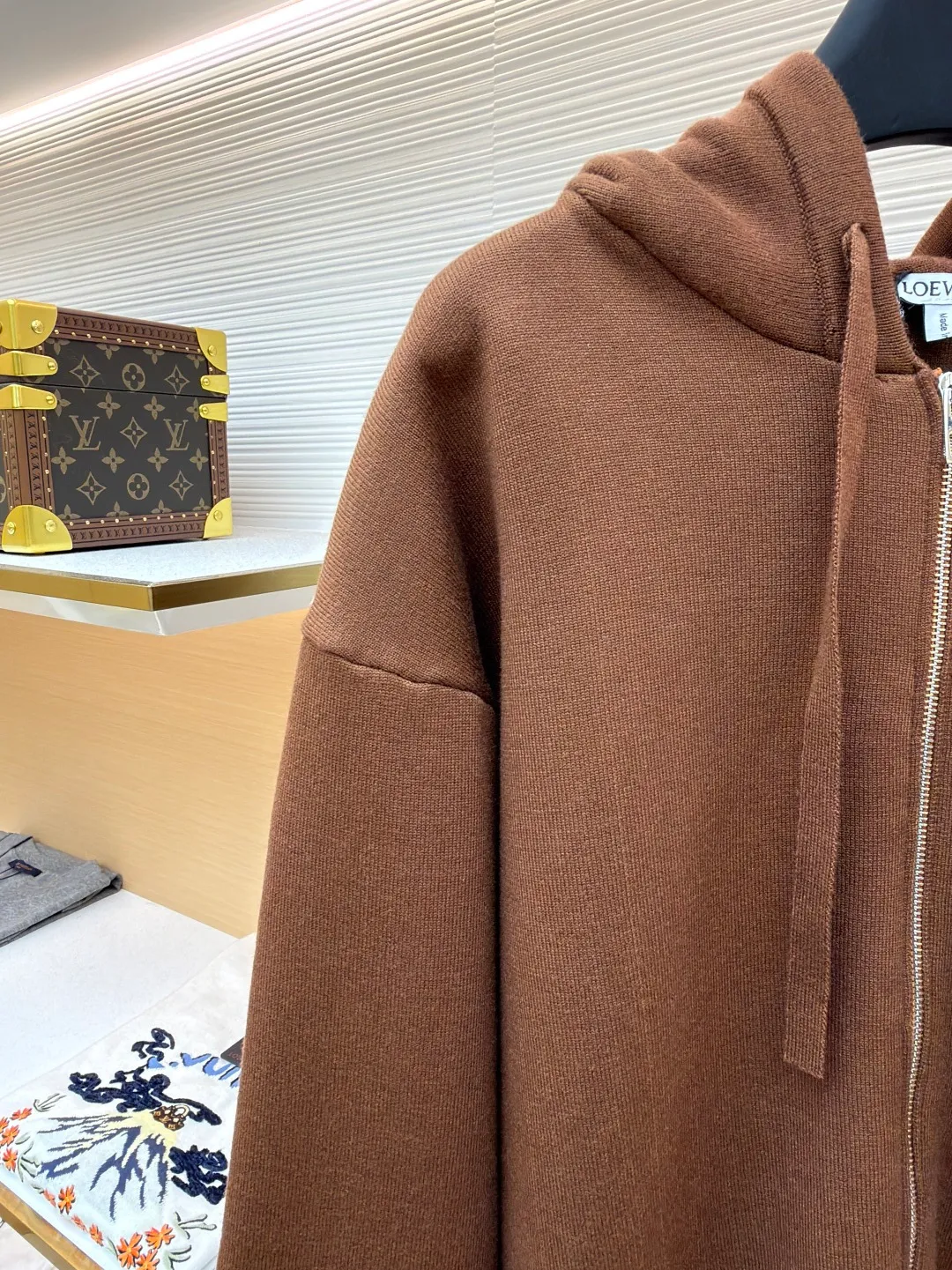 Loewe leather label pocket knitted zipper hoodie ●Original version: purchased and developed for 15900 ●Item number: 1681812-B15 ●Fabric: wool blended fabric ●Technology: knitted patch production ●Color: brown ●Version: fitted version ●Weight: about 1040 grams ●Size: S-M-L-XL ●Description: Made of 55% merino wool and woven with a 14-needle imported machine. The entire garment weighs about 960-1000 grams. The upper body shape is very three-dimensional. The thermal insulation effect is also very good when worn outside. The leather label is made of double-layer composite imitation cowhide, and the process adopts three-dimensional relief embossing technology, and the Anagram icon is embossed with high temperature. Laser positioning and wiring, each piece of clothing passes multi-layer quality inspection before being shipped. The zippers are made of No. 5 bright white electroplated zippers, the LOEWE brand logo is electroplated and engraved on the sides, and the pull teeth are made of Euler electroplated teeth. Garment washing - removal of wool impurities - color fixation - fixed fit medium weight wool hooded sweatshirt. *Regular fit, standard length*Double side seams*Hooded collar*Leather chest patch pocket*Front zip closure*Ribbed cuffs and hem*Chest pocket trim. The overall wiring is straight and delicate, the fabric is comfortable and soft, and the color is consistent without color difference. It can be matched with the same style to create a fashionable look and control various occasions. Customized accessories, complete with three standards, same style for men and women!