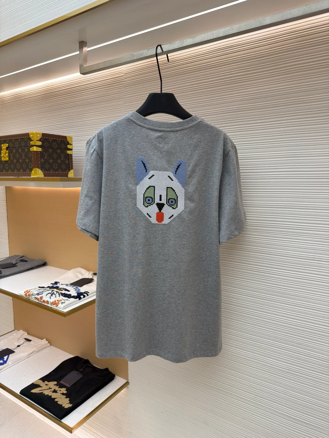 Loewe White Cat Gray Round Neck Short Sleeve ●Original version: Purchased and developed by 4613 ●Item No.: 1681938-X95 ●Fabric: Cotton jersey material ●Technology: Futurist Cat cross-stitch production ●Color: gray ●Version: Fitted version ●Weight: about 190g ●Size: High-count combed cotton yarn eliminates most of the short hairiness through compact spinning process, making the yarn smoother and stronger. The woven fabric structure is extremely dense, flat and soft, with excellent anti-pilling ability and durability, while retaining the natural advantages of pure cotton, which is breathable and skin-friendly. Anagram embroidery uses three-dimensional embroidery technology and is filled with multiple layers of embroidery thread to make the logo clear, full and protruding from the surface of the fabric. Classic trademark letter design, fine embroidery and dense stitching, clear font and strong sense of lines and three-dimensionality. The overall wiring is straight and delicate, the fabric is comfortable and soft, and the color is consistent without color difference. It can be matched with the same style to create a fashionable look and control various occasions. Customized accessories, complete with three standards, same style for men and women!