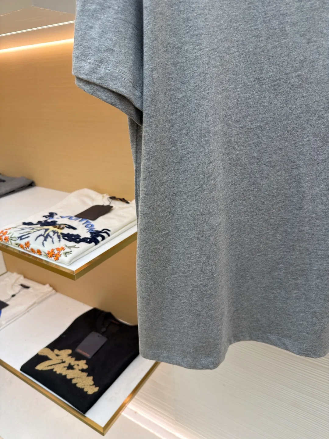 Loewe White Cat Gray Round Neck Short Sleeve ●Original version: Purchased and developed by 4613 ●Item No.: 1681938-X95 ●Fabric: Cotton jersey material ●Technology: Futurist Cat cross-stitch production ●Color: gray ●Version: Fitted version ●Weight: about 190g ●Size: High-count combed cotton yarn eliminates most of the short hairiness through compact spinning process, making the yarn smoother and stronger. The woven fabric structure is extremely dense, flat and soft, with excellent anti-pilling ability and durability, while retaining the natural advantages of pure cotton, which is breathable and skin-friendly. Anagram embroidery uses three-dimensional embroidery technology and is filled with multiple layers of embroidery thread to make the logo clear, full and protruding from the surface of the fabric. Classic trademark letter design, fine embroidery and dense stitching, clear font and strong sense of lines and three-dimensionality. The overall wiring is straight and delicate, the fabric is comfortable and soft, and the color is consistent without color difference. It can be matched with the same style to create a fashionable look and control various occasions. Customized accessories, complete with three standards, same style for men and women!