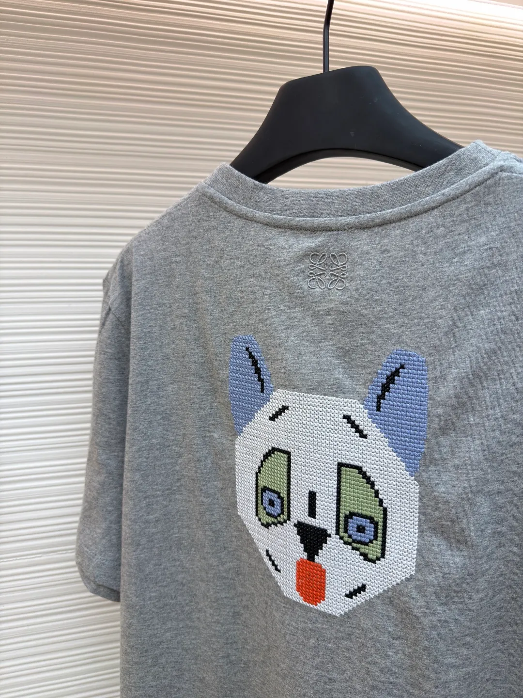 Loewe White Cat Gray Round Neck Short Sleeve ●Original version: Purchased and developed by 4613 ●Item No.: 1681938-X95 ●Fabric: Cotton jersey material ●Technology: Futurist Cat cross-stitch production ●Color: gray ●Version: Fitted version ●Weight: about 190g ●Size: High-count combed cotton yarn eliminates most of the short hairiness through compact spinning process, making the yarn smoother and stronger. The woven fabric structure is extremely dense, flat and soft, with excellent anti-pilling ability and durability, while retaining the natural advantages of pure cotton, which is breathable and skin-friendly. Anagram embroidery uses three-dimensional embroidery technology and is filled with multiple layers of embroidery thread to make the logo clear, full and protruding from the surface of the fabric. Classic trademark letter design, fine embroidery and dense stitching, clear font and strong sense of lines and three-dimensionality. The overall wiring is straight and delicate, the fabric is comfortable and soft, and the color is consistent without color difference. It can be matched with the same style to create a fashionable look and control various occasions. Customized accessories, complete with three standards, same style for men and women!