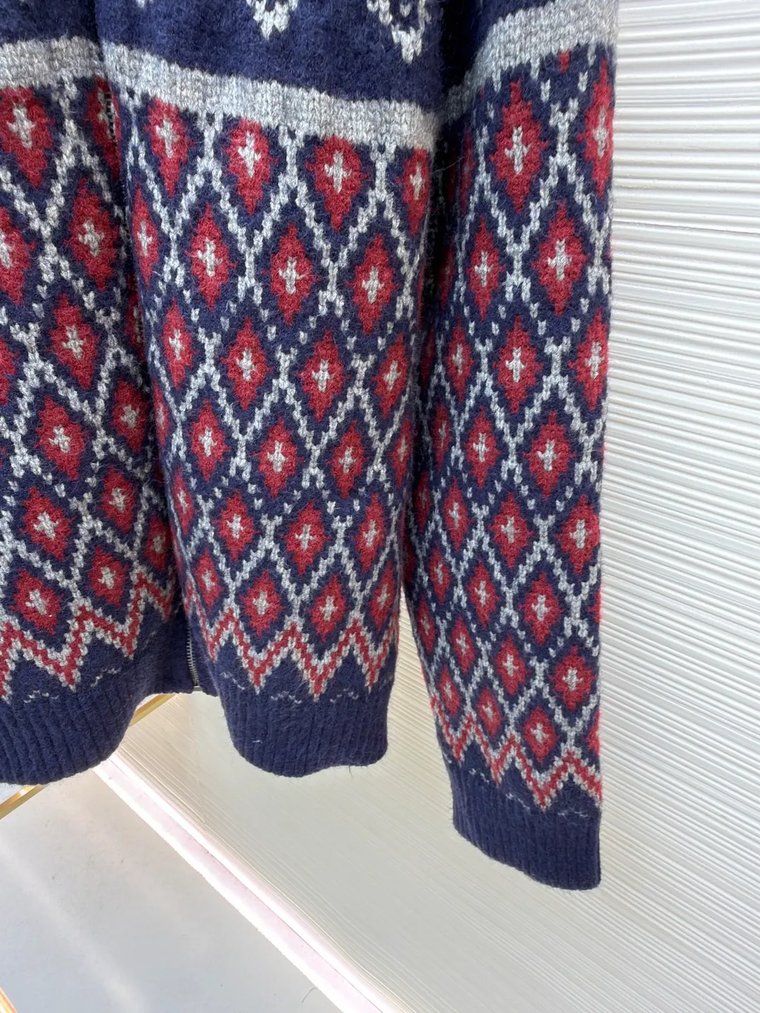 Loewe full-embellished geometric jacquard sweater jacket ●Original version: Purchased and developed at 20900 ●Item number: 1682196-B70 ●Fabric: wool blended fabric ●Technology: curved thread weave ●Color: blue and red ●Version: fitted version ●Weight: about 1835 grams ●Size: S-M-L-XL ●Description: Customized edelweiss jacquard wool, full texture, thick and solid Every inch of fiber contains a heavy warmth. Navy blue is the base, red and white are flames, giving the color dynamic saturation. The Fair Isle pattern is presented in an asymmetrical diamond order, becoming a statement of New Nordic aesthetics. The exquisite zipper design is cleverly integrated into the knitted jacket, making the jacket instantly rejuvenated. The heavy texture is everywhere showing its luxurious charm. Defining extraordinary taste, it is made of machine jacquard imported from Germany. Precisely control the arrangement and interweaving of yarns and carefully interweave on the loom. Fair Isle jacquard art pattern inlay makes the fabric more vivid and three-dimensional. The curved thread structure changes the stitching and yarn arrangement during the knitting process so that the yarns present a curved distribution in the fabric. The garment washing water is softened and deodorized using professional washing equipment and specific detergents to deeply clean and deodorize the clothes to improve the feel and appearance of the clothes. The overall wiring is straight and delicate, the fabric is comfortable and soft, and the color is consistent without color difference. It can be matched with the same style to create a fashionable look and control various occasions. Customized accessories, complete with three standards, same style for men and women!