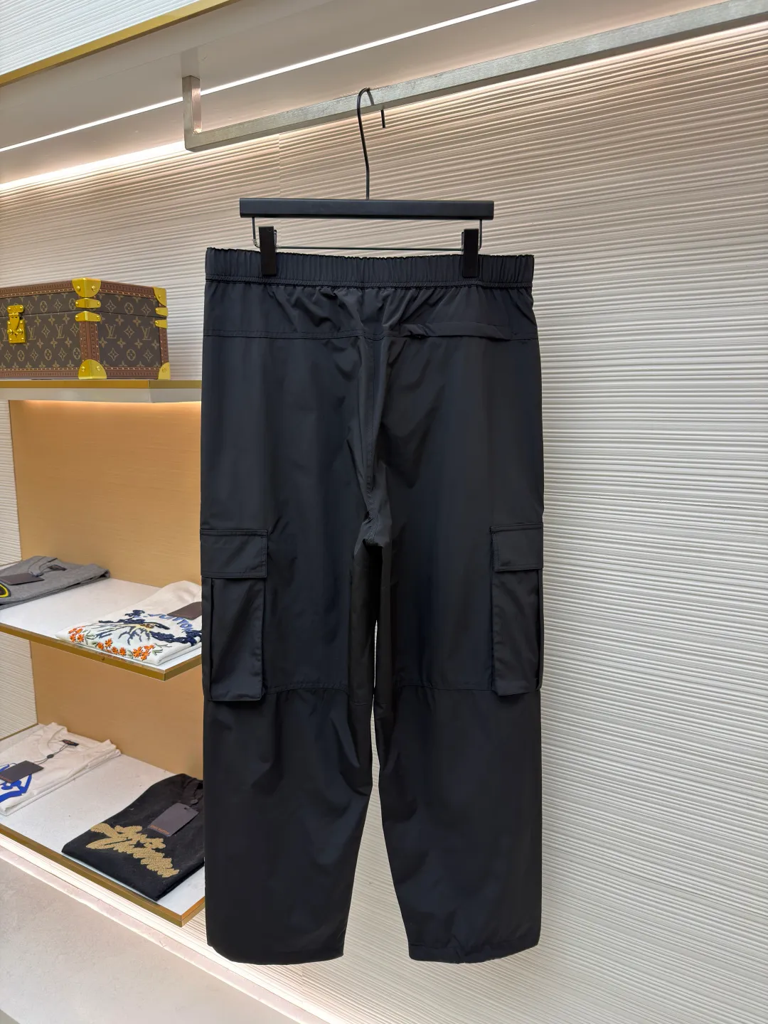 Loewe On co-branded functional sports trousers ●Original version: purchased and developed by 3784 ●Item number: 1681974-B50 ●Fabric: lightweight technical fabric ●Technology: glue printing ●Color: black ●Version: fitted version ●Weight: about 470 grams ●Size: XS-S-M-L ●Description: The main body and lining are made of 100% polyester fiber technical fabric. This synthetic fiber has been specially treated to have core functional properties such as lightweight, high strength, quick-drying and water-repellent, making it ideal for making functional clothing. Mesh lining is used in key areas to significantly improve breathability, accelerate air circulation and avoid stuffiness, thereby providing protection while ensuring comfort. The Anagram On embossed rubber tag on the belt is heat-formed through a mold and is durable, three-dimensional and has a unique tactile feel. The reflective LOEWE On printing on workwear pockets and legs is achieved through a reflective paste printing process. It appears low-key gray under daily light, but when exposed to direct light at night, it will reflect strongly, greatly improving the wearer's visibility and safety in dim environments. The pocket system is the functional core of overalls. The utility flap pockets provide safe storage space and enhance the overall style through a three-dimensional structural design. The multiple side and back waterproof zipper pockets go a step further. By using waterproof taped zippers or laminated waterproof fabrics, important items are absolutely protected from rainwater. The overall wiring is straight and delicate, the fabric is comfortable and soft, and the color is consistent without color difference. It can be matched with the same style to create a fashionable look and control various occasions. Customized accessories, complete with three standards, same style for men and women!