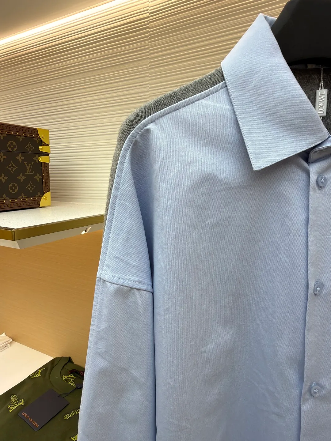 LOEWE cotton and knitted patchwork shirt ●Original version: purchased and developed by 12623 ●Item number: 1680886-B50 ●Fabric: high count cotton yarn fabric ●Technology: mechanical embroidery production ●Version: fitted version ●Weight: about 350 grams ●Size: 36-38-40-42 ●Description: The front panel is made of high-count cotton yarn through a weaving process with high warp density and low weft density to make a light and thin fabric with excellent breathability. The surface is smooth and flat, and feels as smooth as silk. At the same time, it retains the natural skin-friendly properties of cotton, making it snug and comfortable without any strange feeling. Because the warp yarns are closely arranged, the surface of the fabric shows longitudinal texture and soft luster, enhancing the visual sense of luxury. The back panel is woven with extremely fine wool yarn through high-count spinning technology to make a fabric with moderate density. It feels soft and skin-friendly, and has a delicate velvet feel on the surface. Wool fiber has a natural hollow structure, which can lock in still air and form an excellent thermal insulation layer. Even if it is light and thin, it has a good thermal insulation effect. Under the back collar, the high-precision calculation system of the computerized embroidery machine controls the coordinated operation of the machine head, needle bar, and thread spool. The fabric frame moves accurately in the horizontal and vertical directions to form a stitch track. The upper and lower thread tensions are adjusted to ensure that the stitches are smooth and free of floating threads, forming anagram embroidery with an error of ±0.1mm. The overall wiring is straight and delicate, the fabric is comfortable and soft, and the color is consistent without color difference. It can be matched with the same style to create a fashionable look and control various occasions. Customized accessories, complete with three standards, same style for men and women!