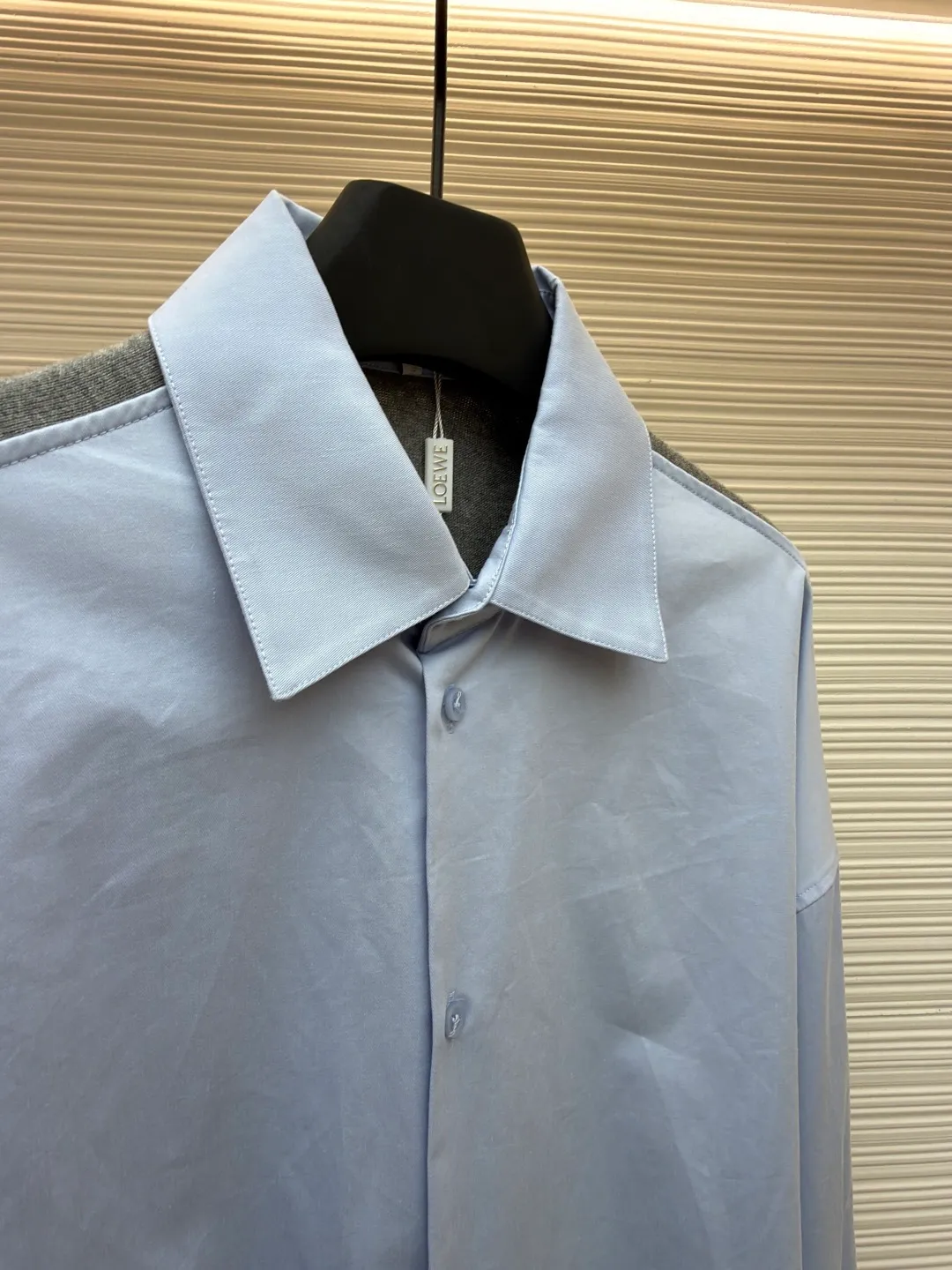 LOEWE cotton and knitted patchwork shirt ●Original version: purchased and developed by 12623 ●Item number: 1680886-B50 ●Fabric: high count cotton yarn fabric ●Technology: mechanical embroidery production ●Version: fitted version ●Weight: about 350 grams ●Size: 36-38-40-42 ●Description: The front panel is made of high-count cotton yarn through a weaving process with high warp density and low weft density to make a light and thin fabric with excellent breathability. The surface is smooth and flat, and feels as smooth as silk. At the same time, it retains the natural skin-friendly properties of cotton, making it snug and comfortable without any strange feeling. Because the warp yarns are closely arranged, the surface of the fabric shows longitudinal texture and soft luster, enhancing the visual sense of luxury. The back panel is woven with extremely fine wool yarn through high-count spinning technology to make a fabric with moderate density. It feels soft and skin-friendly, and has a delicate velvet feel on the surface. Wool fiber has a natural hollow structure, which can lock in still air and form an excellent thermal insulation layer. Even if it is light and thin, it has a good thermal insulation effect. Under the back collar, the high-precision calculation system of the computerized embroidery machine controls the coordinated operation of the machine head, needle bar, and thread spool. The fabric frame moves accurately in the horizontal and vertical directions to form a stitch track. The upper and lower thread tensions are adjusted to ensure that the stitches are smooth and free of floating threads, forming anagram embroidery with an error of ±0.1mm. The overall wiring is straight and delicate, the fabric is comfortable and soft, and the color is consistent without color difference. It can be matched with the same style to create a fashionable look and control various occasions. Customized accessories, complete with three standards, same style for men and women!