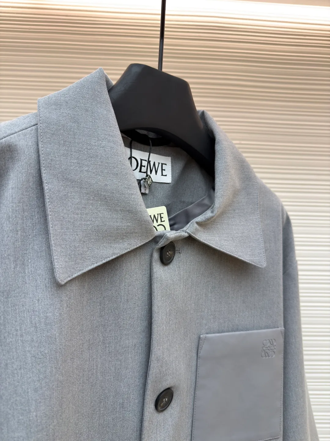 Loewe sheepskin pocket blazer ●Original version: Purchased and developed for 7999 ●Item number: 1681611-B40 ●Fabric: wool blended fabric ●Technology: embossed production ●Color: gray ●Version: fitted version ●Weight: about 685 grams ●Size: 36-38-40-42 ●Description: 40-count denim wool suit material. This fabric is made of double-layer wool suit fabric with a wool content of up to 55%. Because high-wool fabrics are thin, this fabric is made of double-layer composite. After washing and gluing, the fabric is close to 420 grams. The upper body has a very three-dimensional shape, and the loose fit is also very versatile. The lining is made of Tencel A100+ custom-woven fabric. The pocket leather is cut from soft sheep flat, and the small logo on the leather is pressed out of the original 1:1 positioning mold using a flower machine at a high temperature of 180 degrees. The buttons are made of pure horn buttons. Each real horn button has different textures and scratches. The iconic logo of LOEWE brand is engraved on the surface. The lower pocket has an alloy buckle with the brand's iconic logo. The overall wiring is straight and delicate, the fabric is comfortable and soft, and the color is consistent without color difference. It can be matched with the same style to create a fashionable look and control various occasions. Customized accessories, complete with three standards, same style for men and women!
