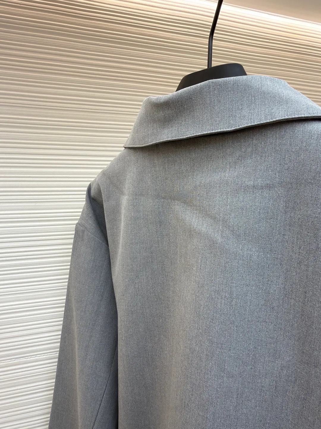 Loewe sheepskin pocket blazer ●Original version: Purchased and developed for 7999 ●Item number: 1681611-B40 ●Fabric: wool blended fabric ●Technology: embossed production ●Color: gray ●Version: fitted version ●Weight: about 685 grams ●Size: 36-38-40-42 ●Description: 40-count denim wool suit material. This fabric is made of double-layer wool suit fabric with a wool content of up to 55%. Because high-wool fabrics are thin, this fabric is made of double-layer composite. After washing and gluing, the fabric is close to 420 grams. The upper body has a very three-dimensional shape, and the loose fit is also very versatile. The lining is made of Tencel A100+ custom-woven fabric. The pocket leather is cut from soft sheep flat, and the small logo on the leather is pressed out of the original 1:1 positioning mold using a flower machine at a high temperature of 180 degrees. The buttons are made of pure horn buttons. Each real horn button has different textures and scratches. The iconic logo of LOEWE brand is engraved on the surface. The lower pocket has an alloy buckle with the brand's iconic logo. The overall wiring is straight and delicate, the fabric is comfortable and soft, and the color is consistent without color difference. It can be matched with the same style to create a fashionable look and control various occasions. Customized accessories, complete with three standards, same style for men and women!