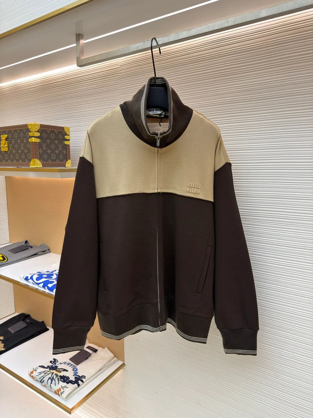 MIUMIU embroidered logo zipper jacket ●Item number: 1682179-B70 ●Material: mercerized wool fabric ●Technology: laser burning ●Color: brown ●Version: fitted version ●Weight: about 865 grams ●Size: S-M-L-XL ●Description: Customized mercerized wool, as delicate as silk, warm to the touch When the quiet blue of the deep sea meets the calm gray of the rocks It exudes a sense of high-end and hides restrained aesthetic ideas. It has a neat sports silhouette. The iconic Miu Miu embroidered logo of the same color is embellished on the chest. It is low-key but can hardly hide the identity mark. It is hidden in the public and visible in the mind. The street-style zipper sweatshirt silhouette is disassembled to present an architectural three-dimensional sense of depth. Suit attendance has become the focus of fashion pioneers. Laser burning process is an advanced process that uses laser technology for logo engraving. The laser is projected onto the surface of the material, causing the material to be locally and rapidly heated to melt to form the Miu Miu logo. The position and shape can be precisely controlled. Adopt imported machine embroidery technology, use advanced computer control systems and precision mechanical components to achieve Miu Miu logo embroidery operations with high precision. The lines are smooth and delicate, and the fabrics have been sand-washed. The texture is better, not easy to deform, not easy to shrink, not easy to fade, and maintains long-term beauty. The overall wiring is straight and delicate, the fabric is comfortable and soft, and the color is consistent without color difference. It can be matched with the same style to create a fashionable look and control various occasions. Customized accessories, complete with three standards, same style for men and women!