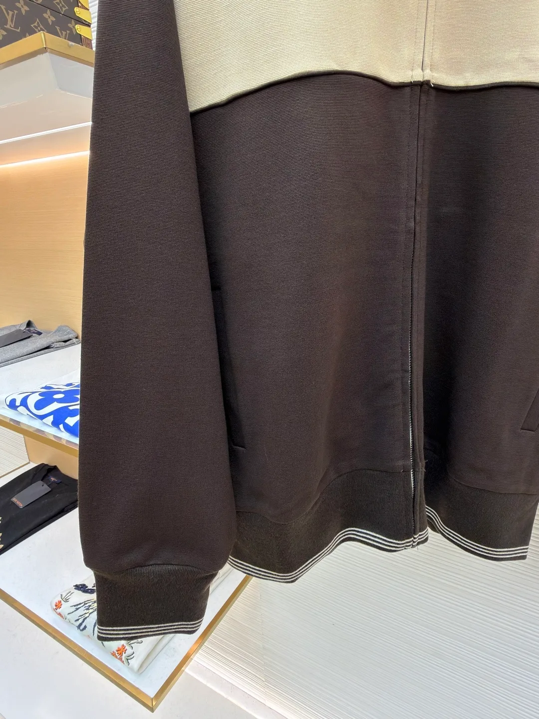 MIUMIU embroidered logo zipper jacket ●Item number: 1682179-B70 ●Material: mercerized wool fabric ●Technology: laser burning ●Color: brown ●Version: fitted version ●Weight: about 865 grams ●Size: S-M-L-XL ●Description: Customized mercerized wool, as delicate as silk, warm to the touch When the quiet blue of the deep sea meets the calm gray of the rocks It exudes a sense of high-end and hides restrained aesthetic ideas. It has a neat sports silhouette. The iconic Miu Miu embroidered logo of the same color is embellished on the chest. It is low-key but can hardly hide the identity mark. It is hidden in the public and visible in the mind. The street-style zipper sweatshirt silhouette is disassembled to present an architectural three-dimensional sense of depth. Suit attendance has become the focus of fashion pioneers. Laser burning process is an advanced process that uses laser technology for logo engraving. The laser is projected onto the surface of the material, causing the material to be locally and rapidly heated to melt to form the Miu Miu logo. The position and shape can be precisely controlled. Adopt imported machine embroidery technology, use advanced computer control systems and precision mechanical components to achieve Miu Miu logo embroidery operations with high precision. The lines are smooth and delicate, and the fabrics have been sand-washed. The texture is better, not easy to deform, not easy to shrink, not easy to fade, and maintains long-term beauty. The overall wiring is straight and delicate, the fabric is comfortable and soft, and the color is consistent without color difference. It can be matched with the same style to create a fashionable look and control various occasions. Customized accessories, complete with three standards, same style for men and women!