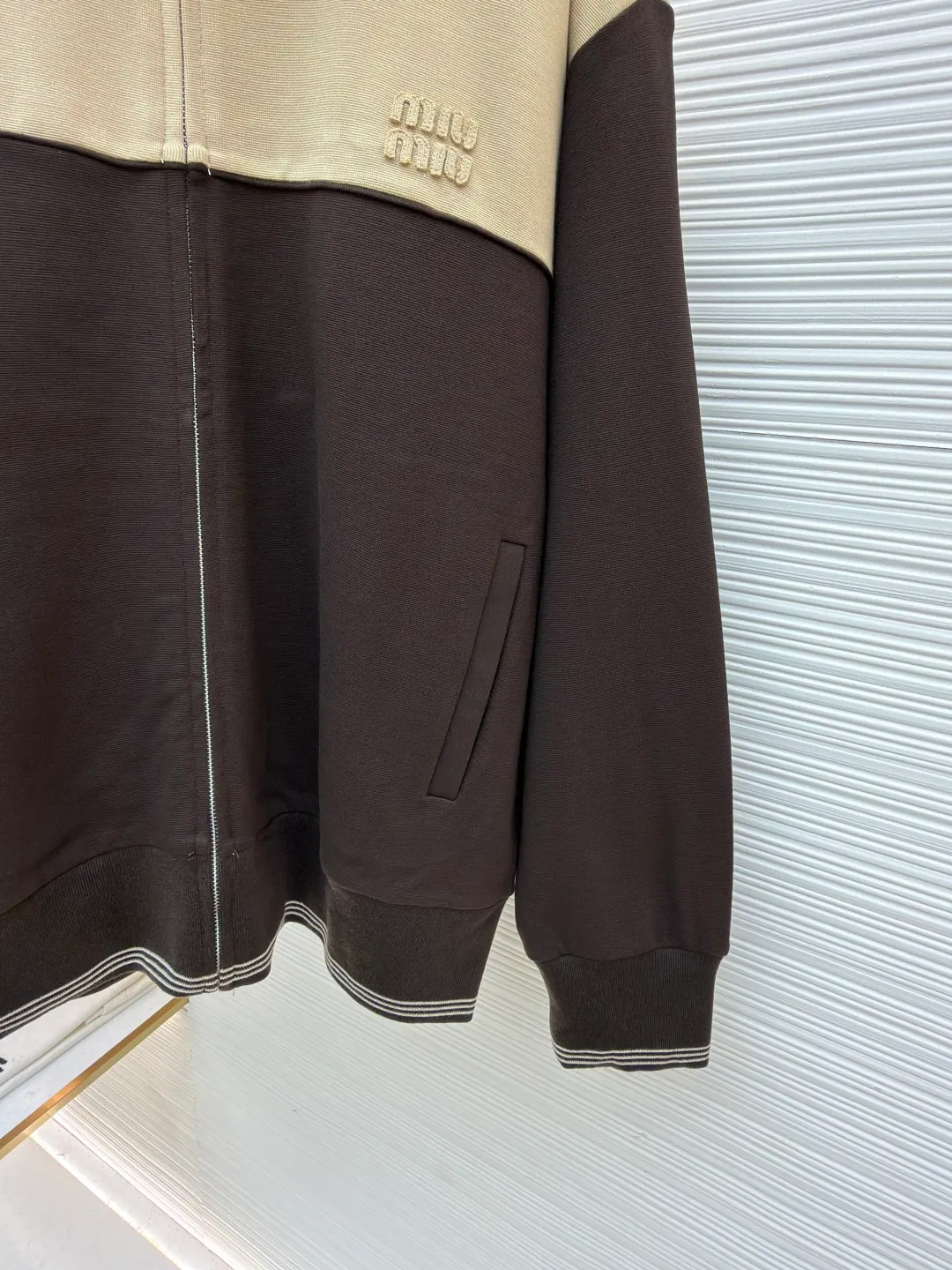 MIUMIU embroidered logo zipper jacket ●Item number: 1682179-B70 ●Material: mercerized wool fabric ●Technology: laser burning ●Color: brown ●Version: fitted version ●Weight: about 865 grams ●Size: S-M-L-XL ●Description: Customized mercerized wool, as delicate as silk, warm to the touch When the quiet blue of the deep sea meets the calm gray of the rocks It exudes a sense of high-end and hides restrained aesthetic ideas. It has a neat sports silhouette. The iconic Miu Miu embroidered logo of the same color is embellished on the chest. It is low-key but can hardly hide the identity mark. It is hidden in the public and visible in the mind. The street-style zipper sweatshirt silhouette is disassembled to present an architectural three-dimensional sense of depth. Suit attendance has become the focus of fashion pioneers. Laser burning process is an advanced process that uses laser technology for logo engraving. The laser is projected onto the surface of the material, causing the material to be locally and rapidly heated to melt to form the Miu Miu logo. The position and shape can be precisely controlled. Adopt imported machine embroidery technology, use advanced computer control systems and precision mechanical components to achieve Miu Miu logo embroidery operations with high precision. The lines are smooth and delicate, and the fabrics have been sand-washed. The texture is better, not easy to deform, not easy to shrink, not easy to fade, and maintains long-term beauty. The overall wiring is straight and delicate, the fabric is comfortable and soft, and the color is consistent without color difference. It can be matched with the same style to create a fashionable look and control various occasions. Customized accessories, complete with three standards, same style for men and women!