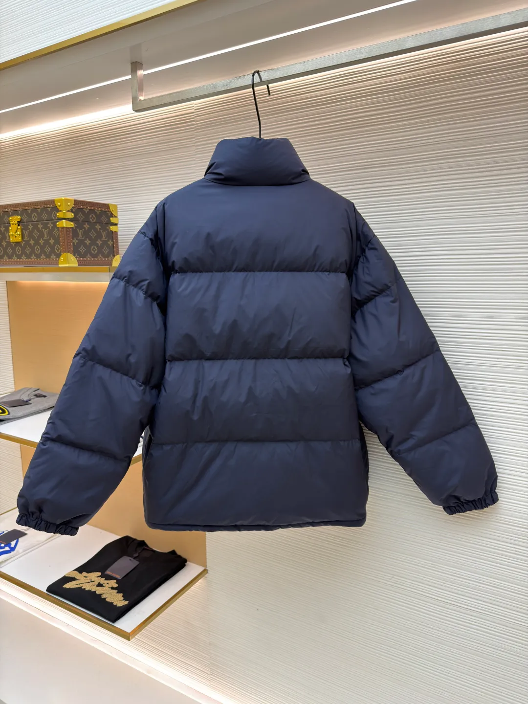 MIUMIU reversible stand collar down jacket ●Original version: purchased and developed by 21060 ●Item number: 1681385-D05 ●Fabric: white duck down fabric ●Technology: mechanical down filling ●Color: navy/khaki ●Version: fitted version ●Weight: about 675 grams ●Size: 36-38-40-42 ●Description: The filling is white duck down with 90% down content, which is one of the gold standards of down quality. "90% down content" means that the down content is extremely high and there are very few impurities such as feather stalks. The down tufts can capture more air and form an efficient thermal insulation layer, thus providing several times the loft and warmth of ordinary down while being lighter in weight. In the double-sided structure, ensuring that the down is evenly distributed between the two layers of fabric without clumping is the core challenge of the down filling process. The stand-up collar design not only improves the neatness of the shape, but also enhances the windproof and warm performance of the neck. Its internal structure needs to be stiff enough to maintain a three-dimensional shape, while at the same time ensuring the comfort of contact with the skin. The precision stitching in conjunction with the overall design not only plays a role in fixing the down and preventing displacement, but the uniformity, tension and pattern of the stitches have become important decorative elements, reflecting rigorous industrial aesthetics. The overall wiring is straight and delicate, the fabric is comfortable and soft, and the color is consistent without color difference. It can be matched with the same style to create a fashionable look and control various occasions. Customized accessories, complete with three standards, same style for men and women!