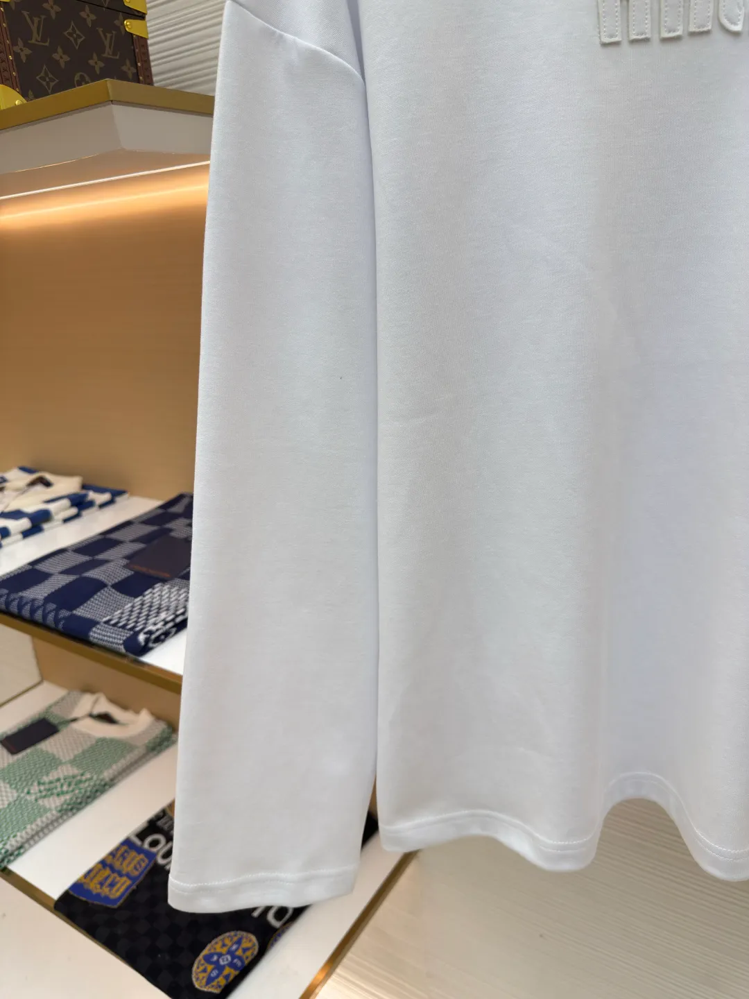 MIU MIU embroidered burnt logo long sleeves ●Authentic product: purchased and developed for 5999 ●Item number: 1680463-A10 ●Fabric: pure cotton fabric ●Technology: laser cutting and production ●Version: loose fit ●Weight: about 470 grams ●Size: S-M-L-XL ●Description: Made of 320 grams of trendy brand double-sided, expanded with 2*2 double yarn threads, the MiuMiu cloth label is laser cut, and the manual hand sticker is laser positioned. Embroidery is done after computer positioning. Expressing a maverick attitude, this relaxed cotton T-shirt features the signature tonal Miu Miu logo. Oversize lines convey a leisurely and comfortable femininity. The overall wiring is straight and delicate, the fabric is comfortable and soft, and the color is consistent without color difference. It can be matched with the same style to create a fashionable look and control various occasions. Customized accessories, complete with three standards, same style for men and women!