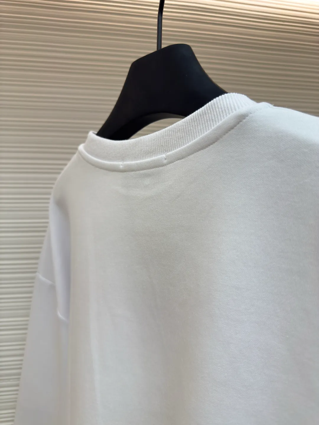 MIU MIU embroidered burnt logo long sleeves ●Authentic product: purchased and developed for 5999 ●Item number: 1680463-A10 ●Fabric: pure cotton fabric ●Technology: laser cutting and production ●Version: loose fit ●Weight: about 470 grams ●Size: S-M-L-XL ●Description: Made of 320 grams of trendy brand double-sided, expanded with 2*2 double yarn threads, the MiuMiu cloth label is laser cut, and the manual hand sticker is laser positioned. Embroidery is done after computer positioning. Expressing a maverick attitude, this relaxed cotton T-shirt features the signature tonal Miu Miu logo. Oversize lines convey a leisurely and comfortable femininity. The overall wiring is straight and delicate, the fabric is comfortable and soft, and the color is consistent without color difference. It can be matched with the same style to create a fashionable look and control various occasions. Customized accessories, complete with three standards, same style for men and women!