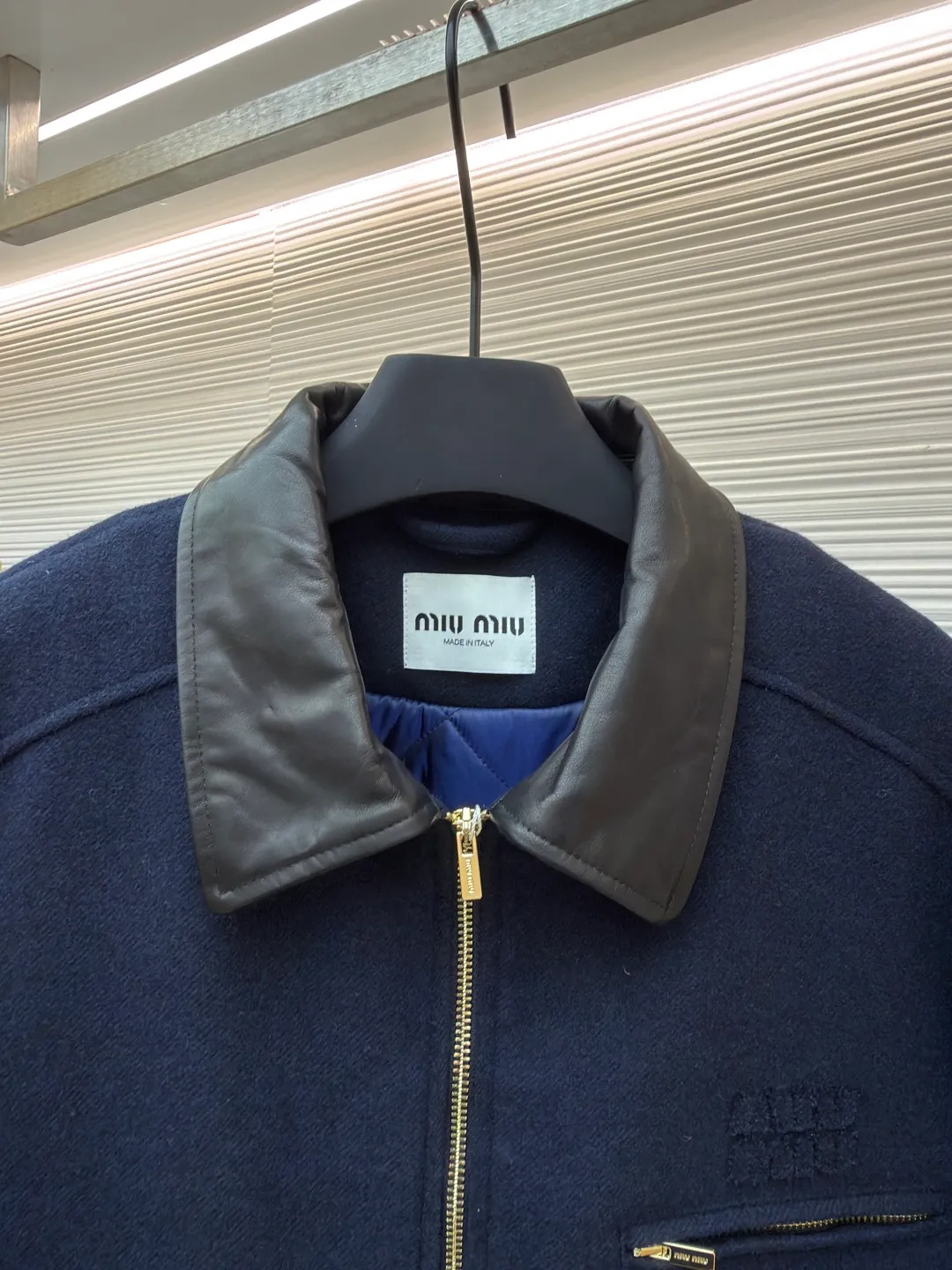 MIUMIU shearling collar embroidered woolen cotton jacket ●Original version: 43702 purchased and developed ●Item number: 1681799-c75 ●Fabric: wool washed fabric ●Technology: laser cutting and shaping ●Color: navy blue ●Version: fitted version ●Weight: about 1440 grams ●Size: 46-48-50-52 ●Description: Made of washed wool fabric treated with special finishing process. The wool fiber becomes more supple through washing, which greatly reduces the irritation that traditional wool may cause, allowing it to be worn directly next to the body with high comfort. At the same time, a uniform and slight velvety layer is formed on the surface. This "distressed" effect gives the fabric a casual, casual, unintentional fashion style, avoiding the overly formal and stiff feeling of traditional wool clothing. The natural elasticity and resilience of wool fiber remain after washing, making the clothes less likely to deform and maintaining a good silhouette for a long time. The letter embroidery patches are laser cut and shaped to create an embossed texture and clear fonts. Each patch undergoes 5 layers of anti-wrinkle treatment to ensure that it retains its original shape after washing, enhancing visual recognition. Using quilted cannage pattern, the seamstress precisely adjusts the speed of the machine and stitch density, so that the stitches are smooth and even during the operation. After completion, regular diagonal quilting lines will be formed, which will inadvertently enhance the overall texture when putting it on and taking it off. The overall wiring is straight and delicate, the fabric is comfortable and soft, and the color is consistent without color difference. It can be matched with the same style to create a fashionable look and control various occasions. Customized accessories, complete with three standards, same style for men and women!