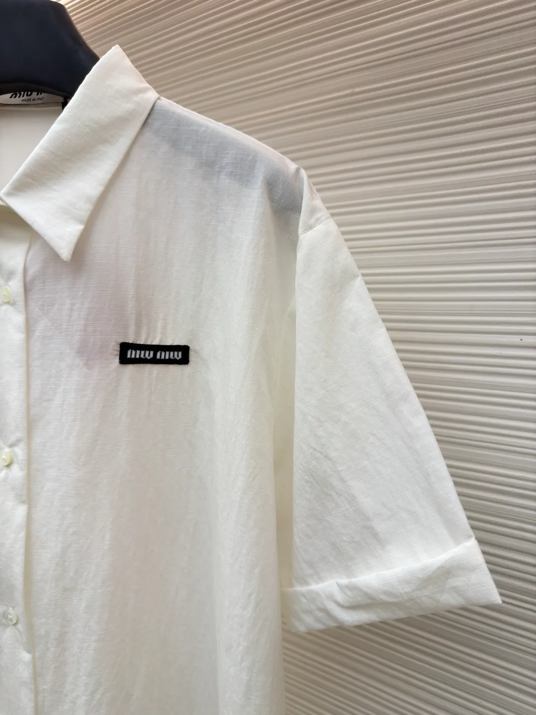 MIUMIU logo short-sleeved shirt ●Original version: Purchased and developed for 8400 ●Item number: 1682456-A30 ●Fabric: cotton and linen plain weave fabric ●Technology: side-turned embedded stitching ●Color: white ●Version: fitted version ●Weight: about 200 grams ●Size: 40-42-44-46 ●Description: Customized Yunrou cotton and linen plain weave fabric with excellent texture, comfortable and skin-friendly, a touch of simple white, pure as ever Elegant and elegant, cleverly embellished with MiuMiu embroidery decoration on the chest, elegant lines outline the neck style, blooming charm in a low-key manner, a must-have item for all-purpose wear, the hand-drawn infrared line logo is assisted by infrared technology to achieve precise positioning and marking of the logo label position, which retains the fineness and flexibility of hand-sewing. The use of side-turning and embedded stitching technology can provide high-quality stitching results, which are smooth and tidy. The fabrics have been sand-washed, have a better hand feel, are not easy to deform, are not easy to shrink, are not easy to fade, and maintain long-term beauty. The overall wiring is straight and delicate, the fabric is comfortable and soft, and the color is consistent without color difference. It can be matched with the same style to create a fashionable look and control various occasions. Customized accessories, complete with three standards, same style for men and women!