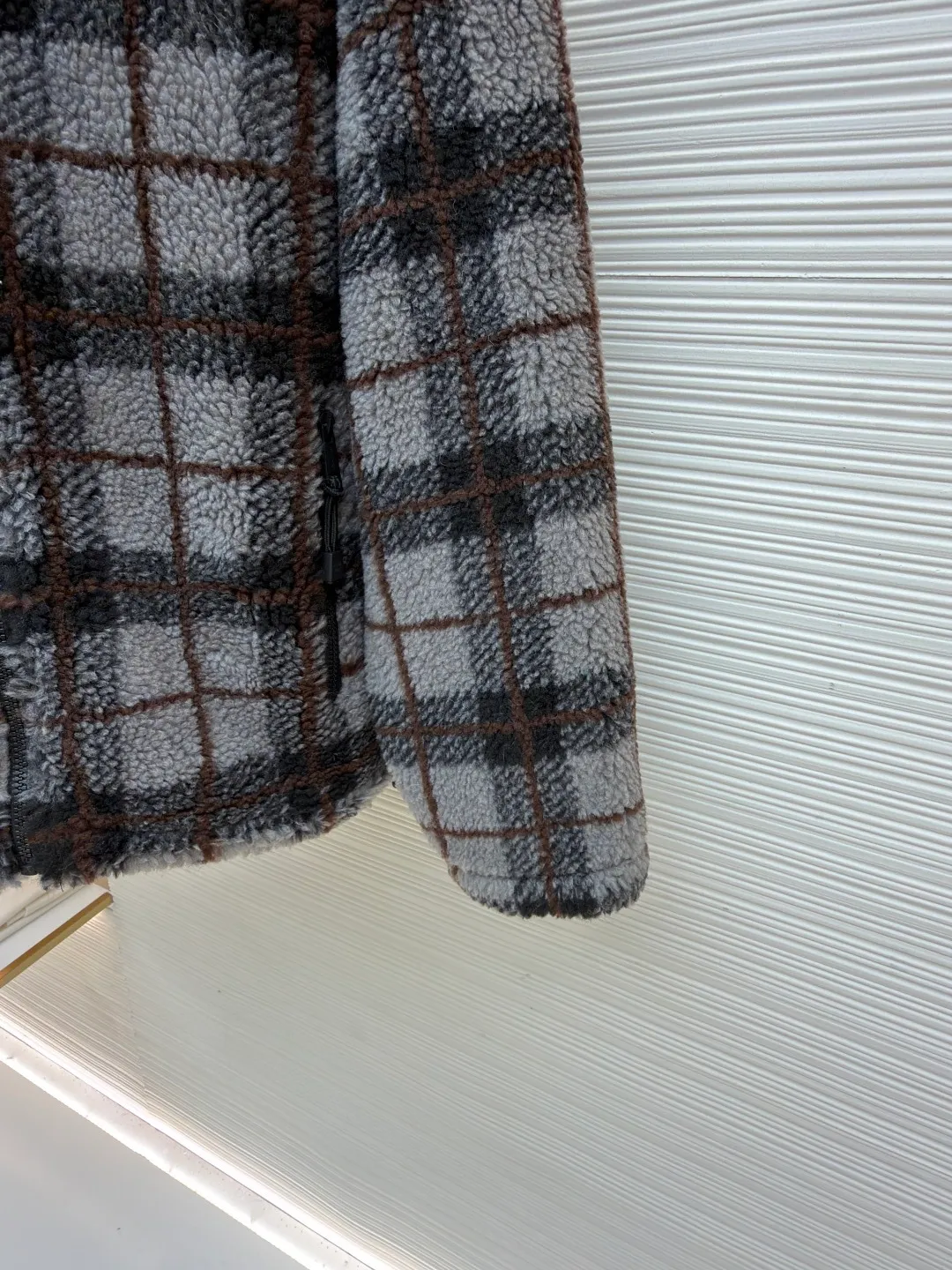 MIUMIU sherpa plaid embroidered zipper jacket ●Original version: Purchased and developed in 20100 ●Item number: 1682023-B25 ●Fabric: wool fabric ●Technology: embroidery production ●Color: gray ●Type: fitted version ●Weight: about 770 grams ●Size: S-M-L-XL ●Description: Made of 80% wool, 20% cotton. This fabric is originally woven and dyed, 100% restored. The lining pocket fabric is made of 100% nylon material and the back collar is matched with 100% wool teddy fleece. The zipper is made of nylon and rubber teeth, and the pull teeth are made of European rubber teeth. The hem has an original engraved elastic buckle. The embroidery adopts 3D three-dimensional embroidery technology, and the embroidered logo is full and three-dimensional. Presenting high-end visual effects. The classic jacket is reinterpreted here, with wool added for added thickness and softness. The classic plaid pattern draws inspiration from menswear style, reinterpreting the style code of sporty femininity. Oversize version. Unlined long-sleeved stand collar. Front zippered side pockets. Double-ended crochet hem. Embroidered logo. The overall wiring is straight and delicate, the fabric is comfortable and soft, and the color is consistent without color difference. It can be matched with the same style to create a fashionable look and control various occasions. Customized accessories, complete with three standards, same style for men and women!