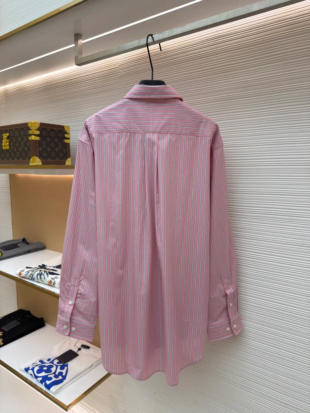 MIU MIU logo pink plaid shirt ●Item number: 1682468-B10 ●Material: pink mist harp pattern shirt fabric ●Technology: infrared positioning cutting machine ●Color: pink ●Version: loose fit ●Weight: about 255 grams ●Size: 36-38-40-42 ●Description: Customized pink mist harp pattern shirt material, rich texture, full color, comfortable and skin-friendly, stunning appearance with a touch of fresh matte powder The stripes are reconstructed using the proportions of harp strings, making every thread a visual note. The iconic Miu Miu embroidery is embellished on the chest, highlighting the brand's identity symbol. Every inch of detail sets off a carefully designed sense of luxury, breaking the rules but making the rules more beautiful. Adopt imported machine embroidery technology, use advanced computer control systems and precision mechanical components to achieve Miu Miu logo embroidery operations with high precision. The lines are smooth and delicate. The infrared positioning cutting bed uses infrared transmitters and infrared receivers to achieve precise positioning of materials. The accuracy can reach the micron level, thereby meeting the effect of high-precision cutting of alignment strips. The use of side-turning and embedded stitching stitching technology can provide high-quality stitching results that are smooth and neat. The overall wiring is straight and delicate, the fabric is comfortable and soft, and the color is consistent without color difference. It can be matched with the same style to create a fashionable look and control various occasions. Customized accessories, complete with three standards, same style for men and women!